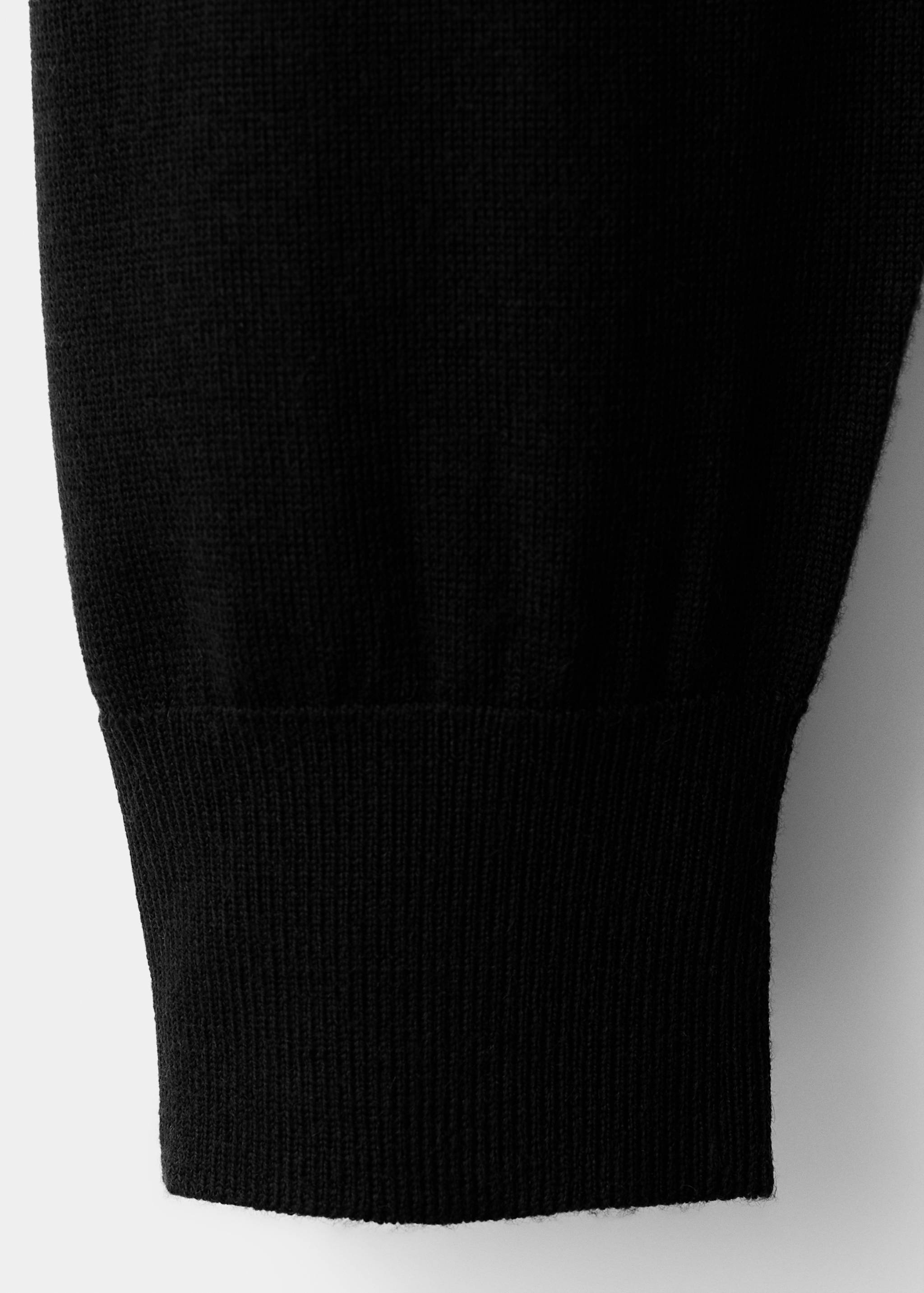 كنزة من صوف ميرينو 100٪ برقبة على شكل V - تفاصيل المنتج 0