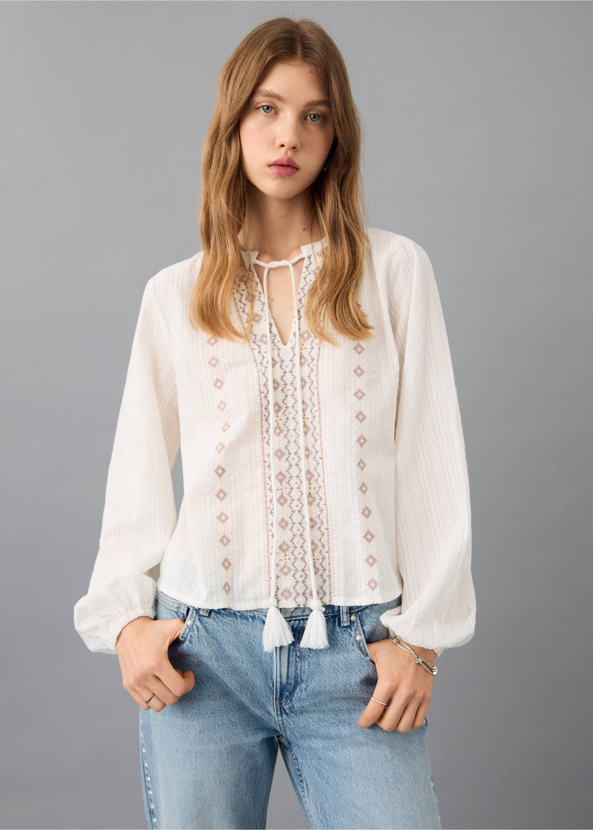 Блузка с вышивкой и бисером - Средний план, Грязно-белый. Ref: 27021292-00.