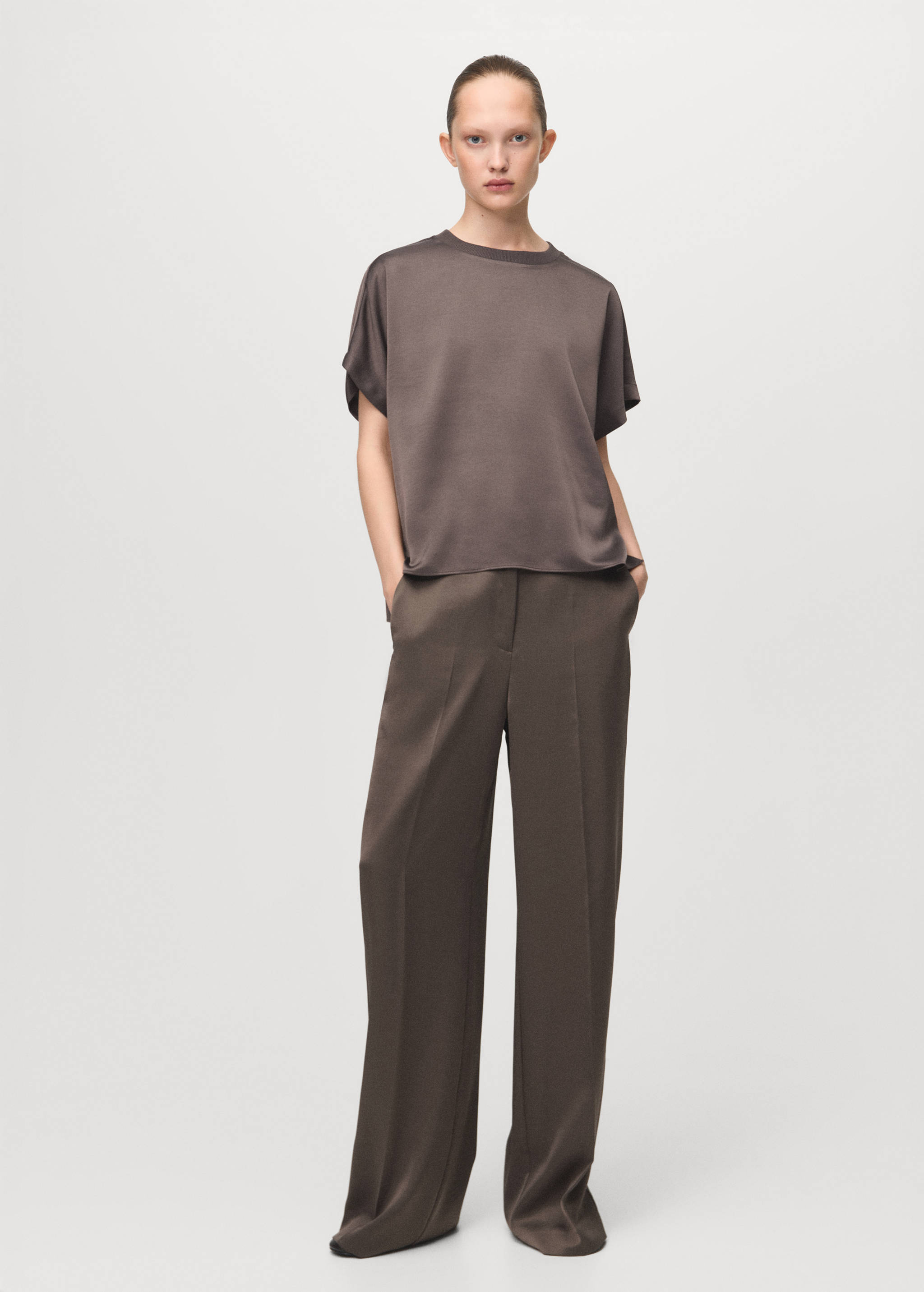 Blusa crop satinada - Plano general