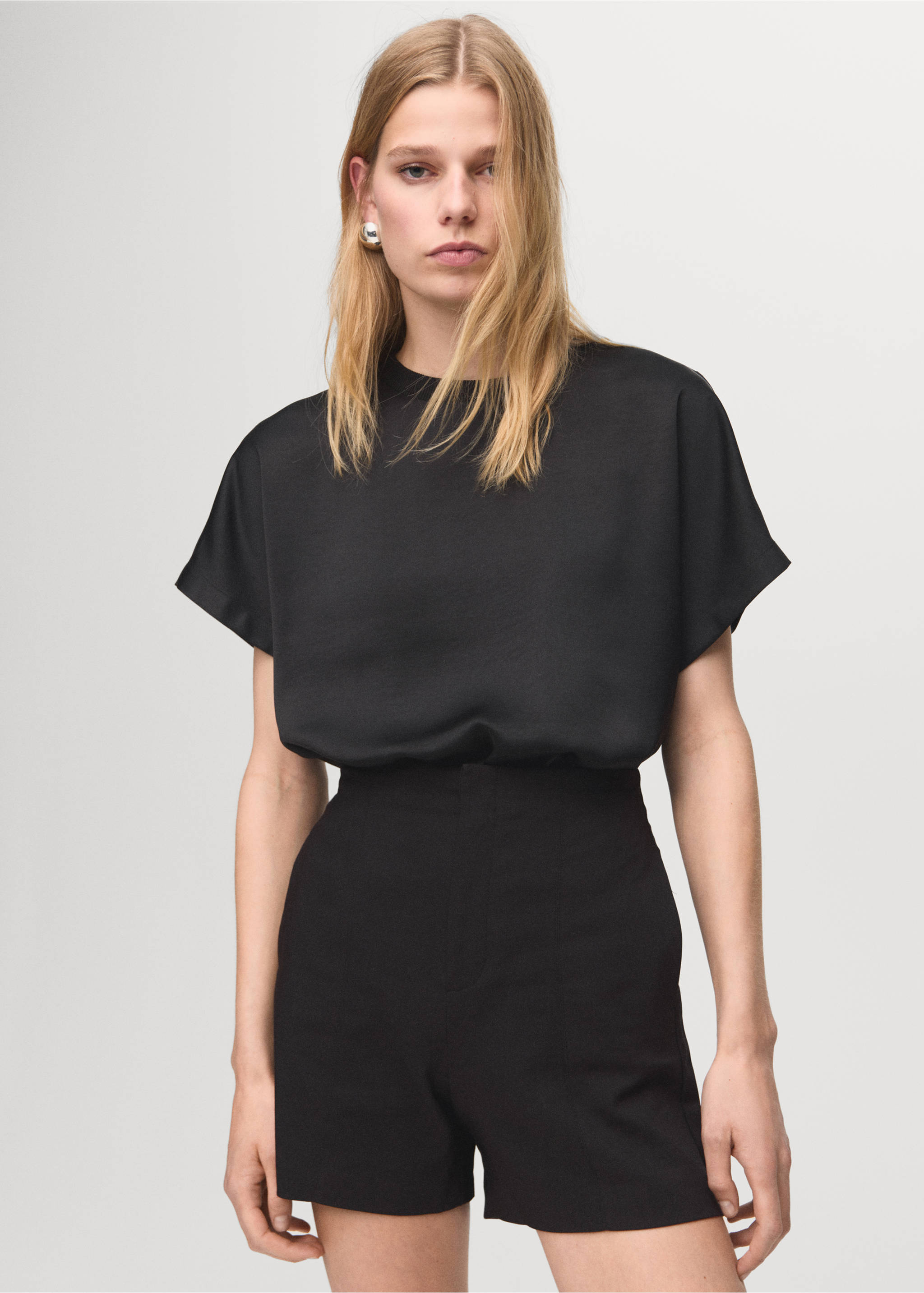 Blusa crop satinada - Plano medio, Negro. Ref: 27021294-00.