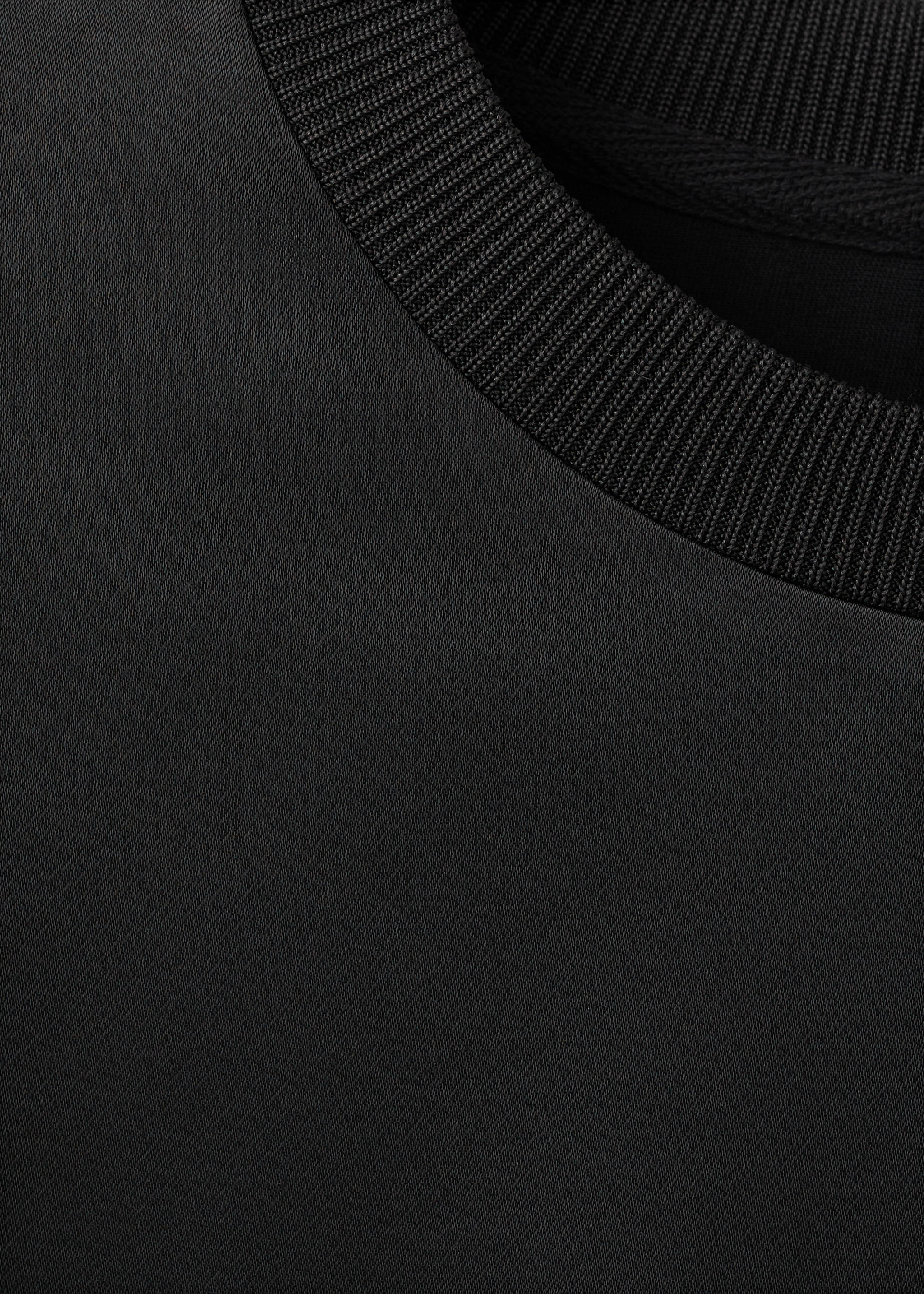 Blusa crop satinada - Detalle del artículo 8, Negro. Ref: 27021294-00.