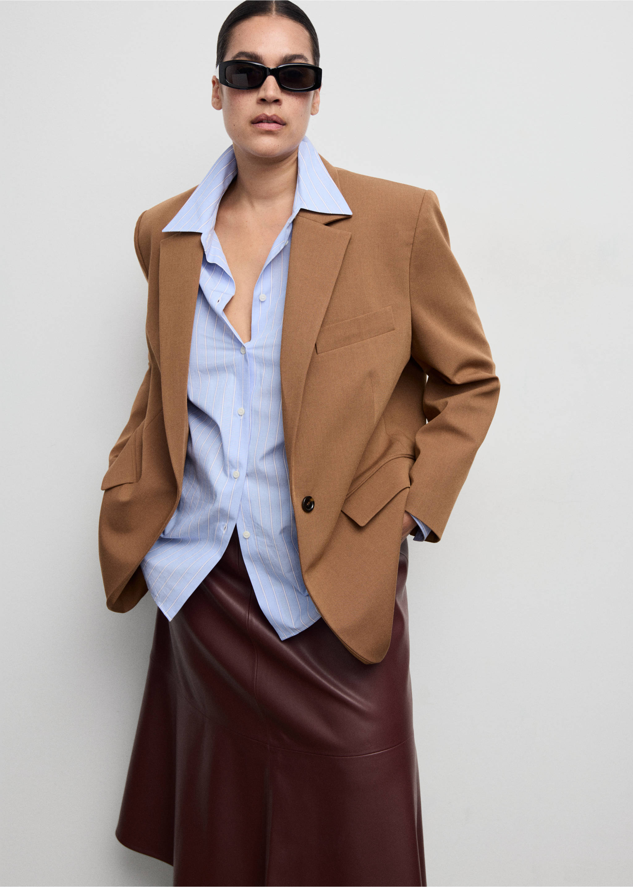 Straight suit jacket with lapel pockets - Details of the article 5, Caramel. Ref: 27021299-00.