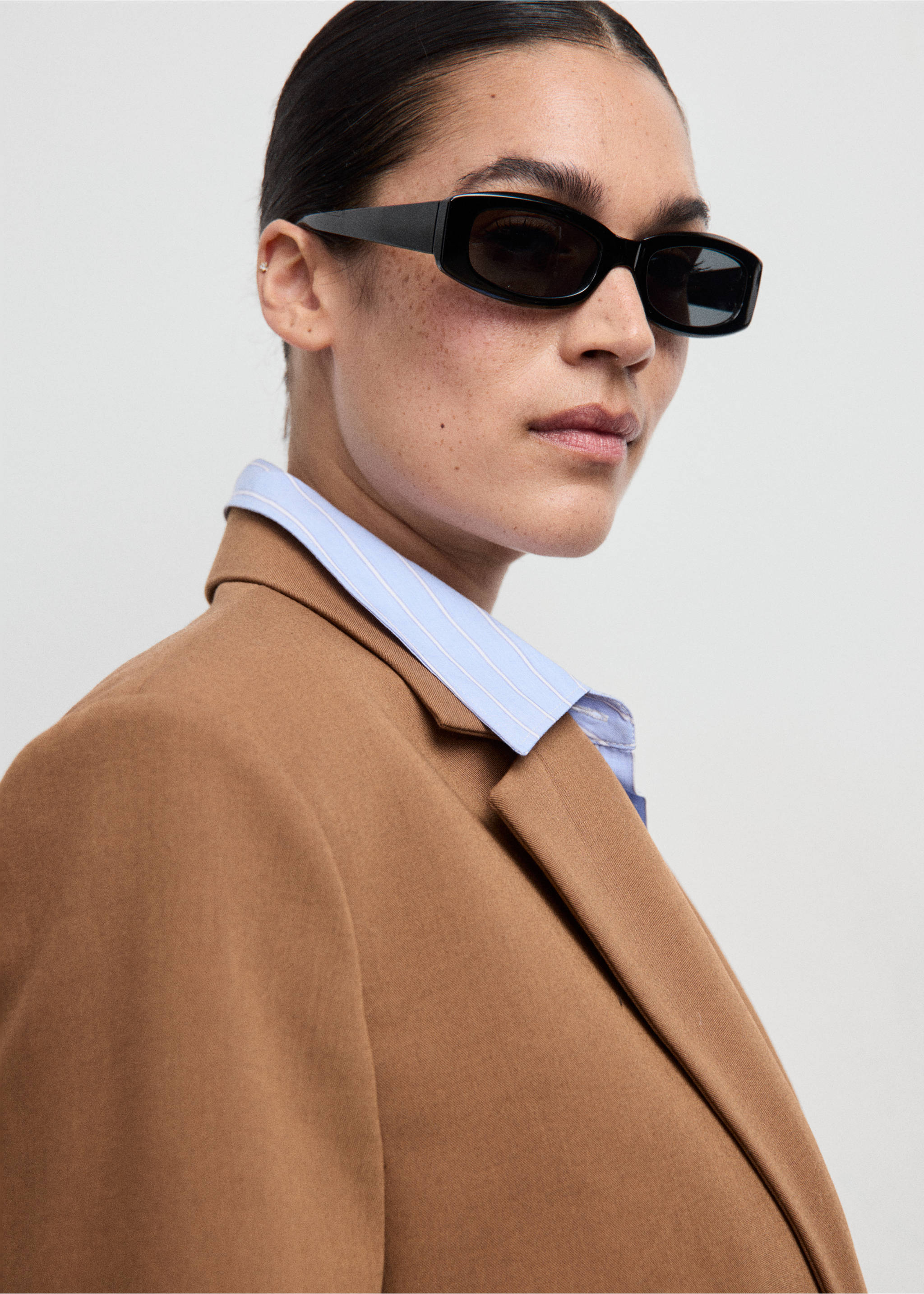 Straight suit jacket with lapel pockets - Details of the article 4, Caramel. Ref: 27021299-00.