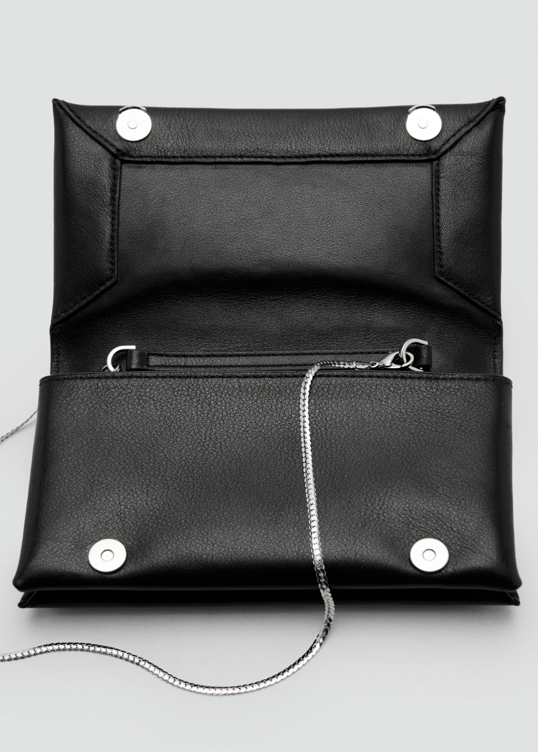Leather shoulder bag with chain - Details of the article 2