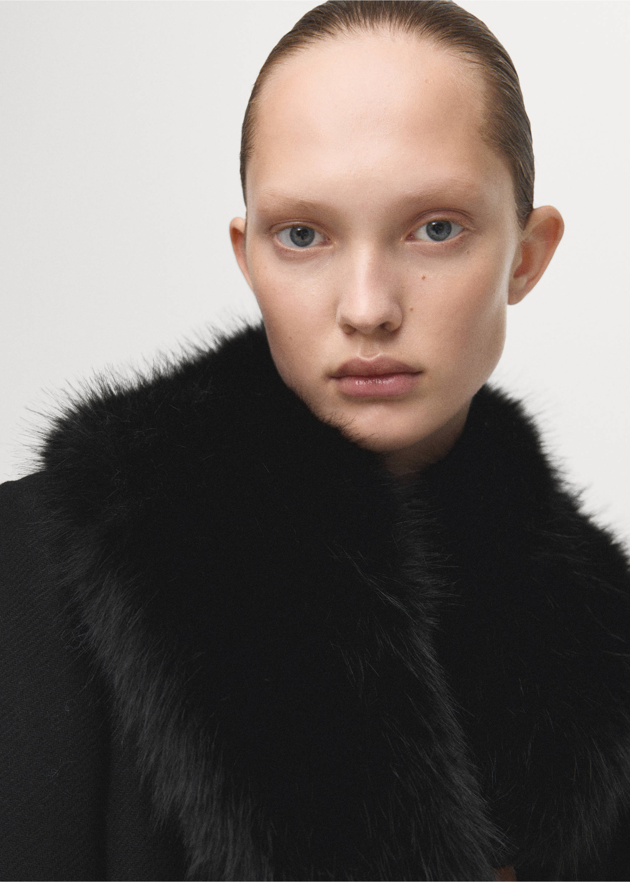 Manteco wool coat with fur collar - Details of the article 2, Black. Ref: 27021302-00.
