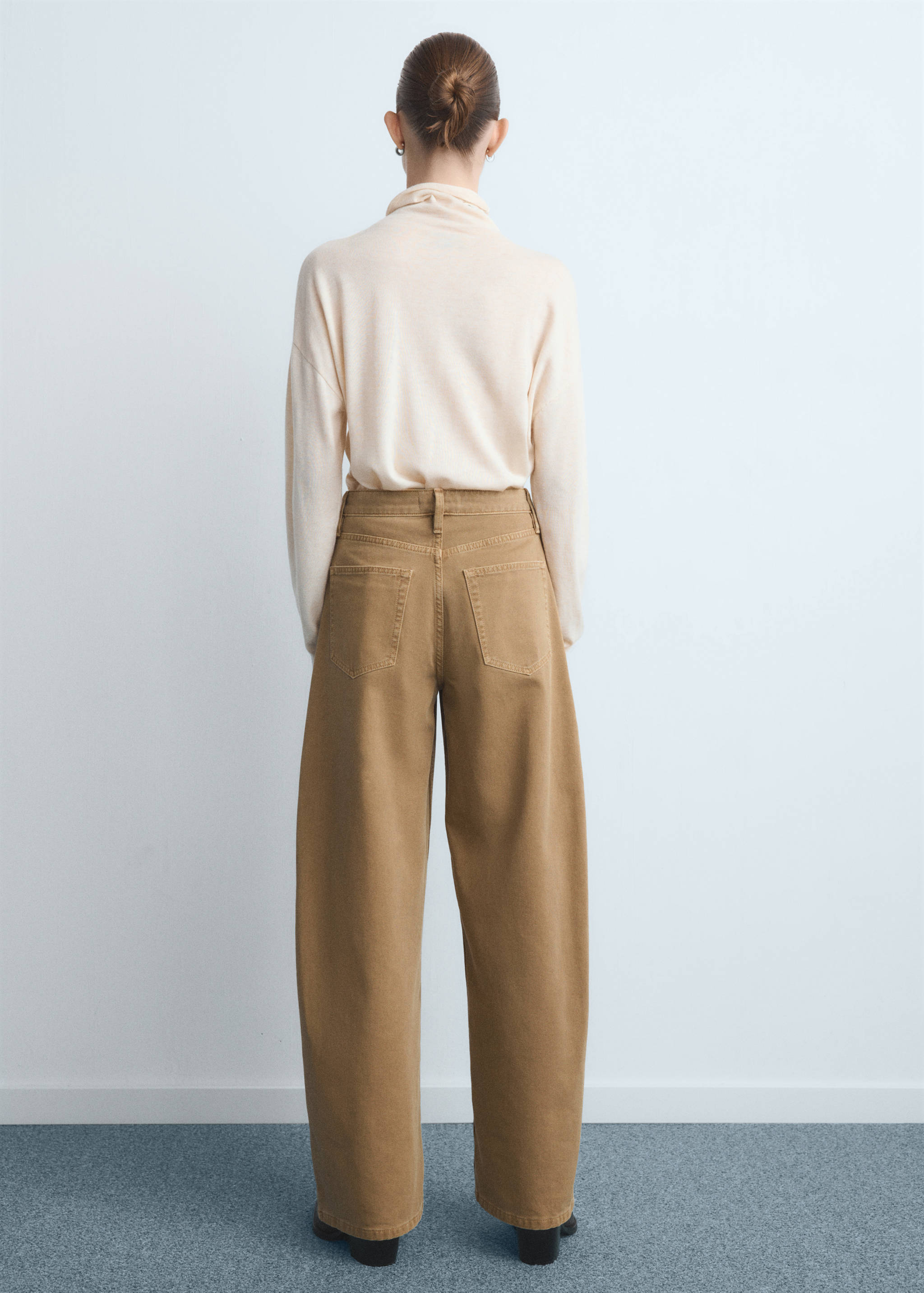 Balloon jeans with welt pockets - Reverse of the article