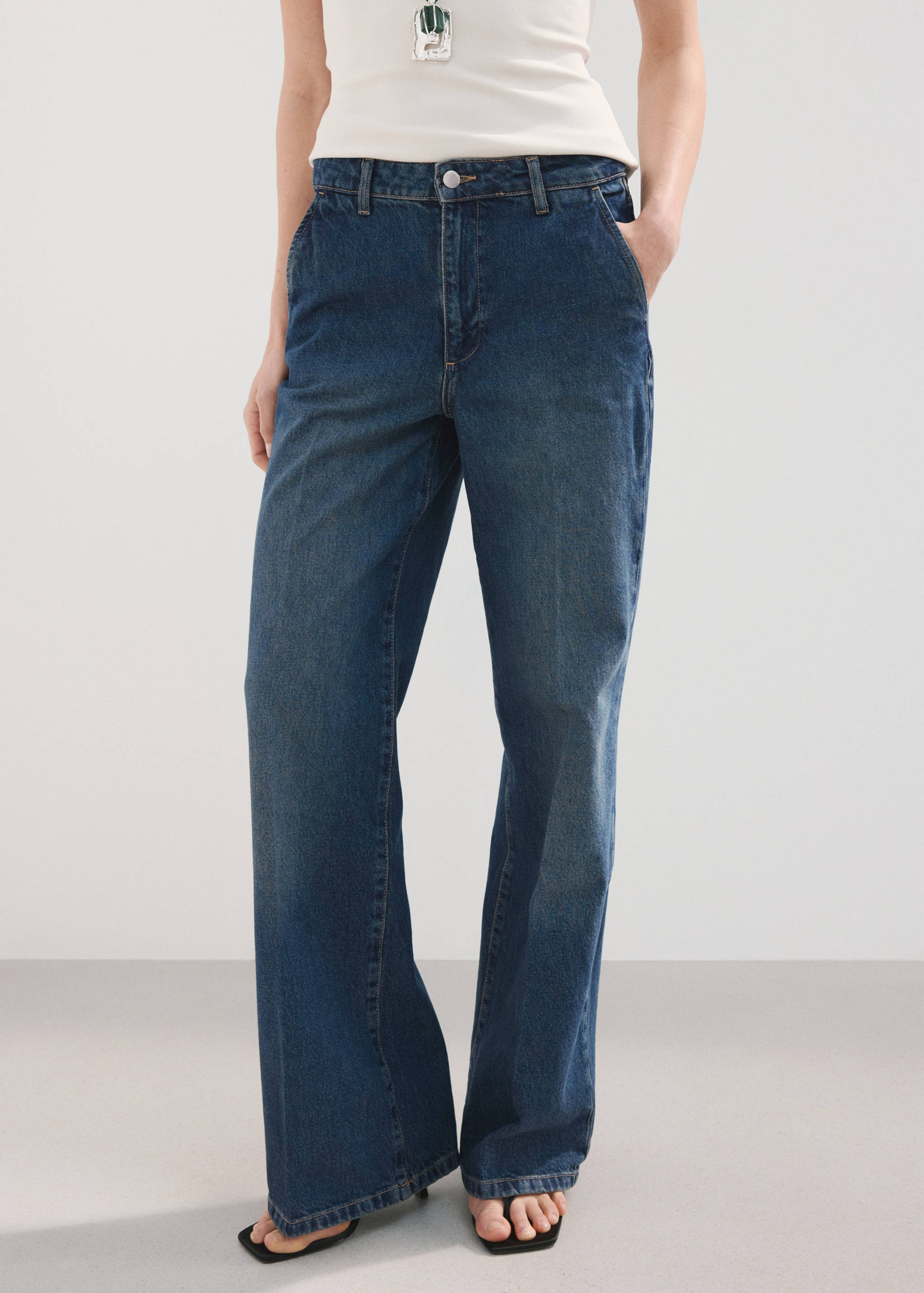 Jeans med breda ben och mellanhög midja - Bild av mittparti