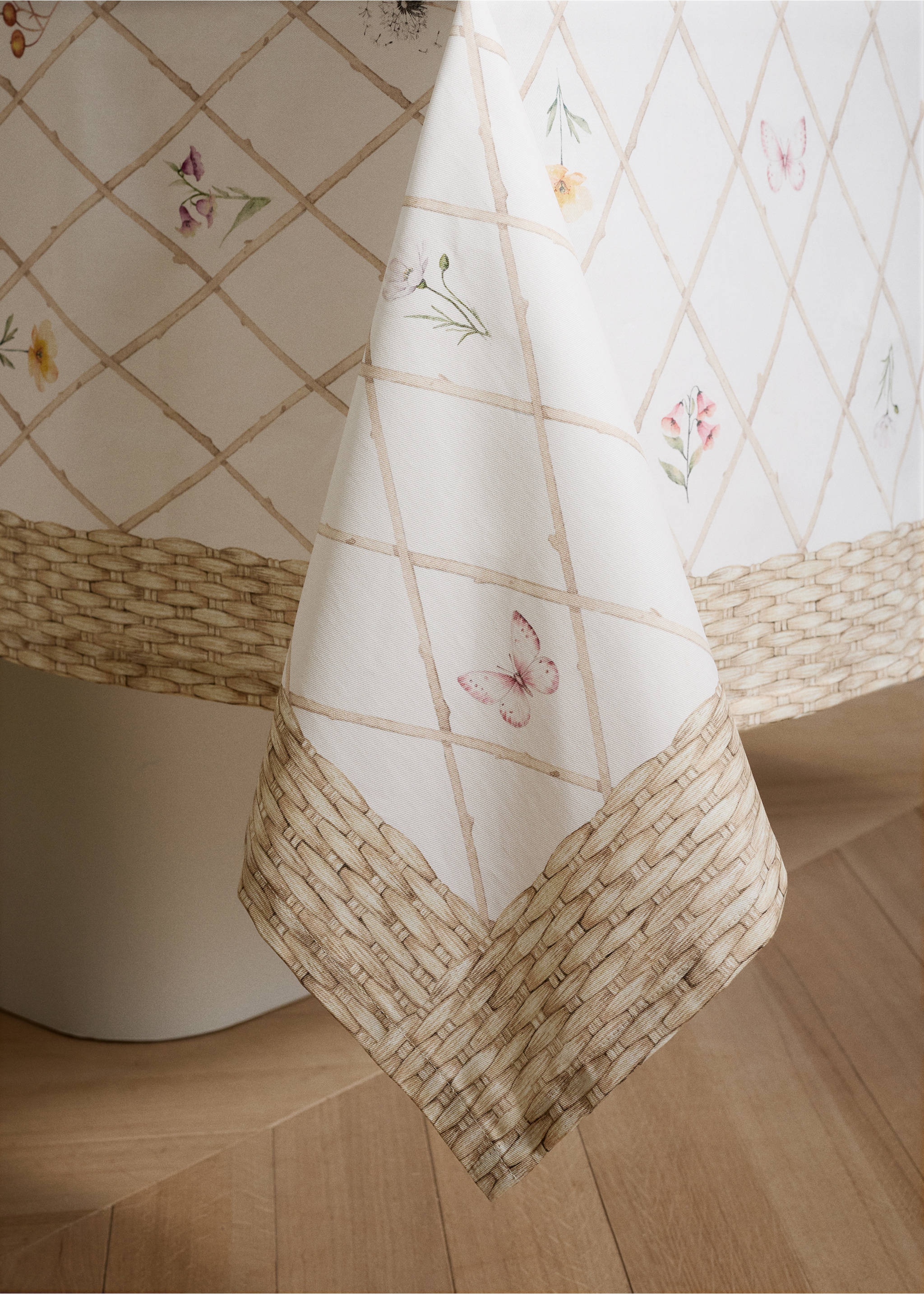 Resin-coated tablecloth with floral motifs for 8 to 10 guests - Details of the article 8, Peach. Ref: 27021330-00.
