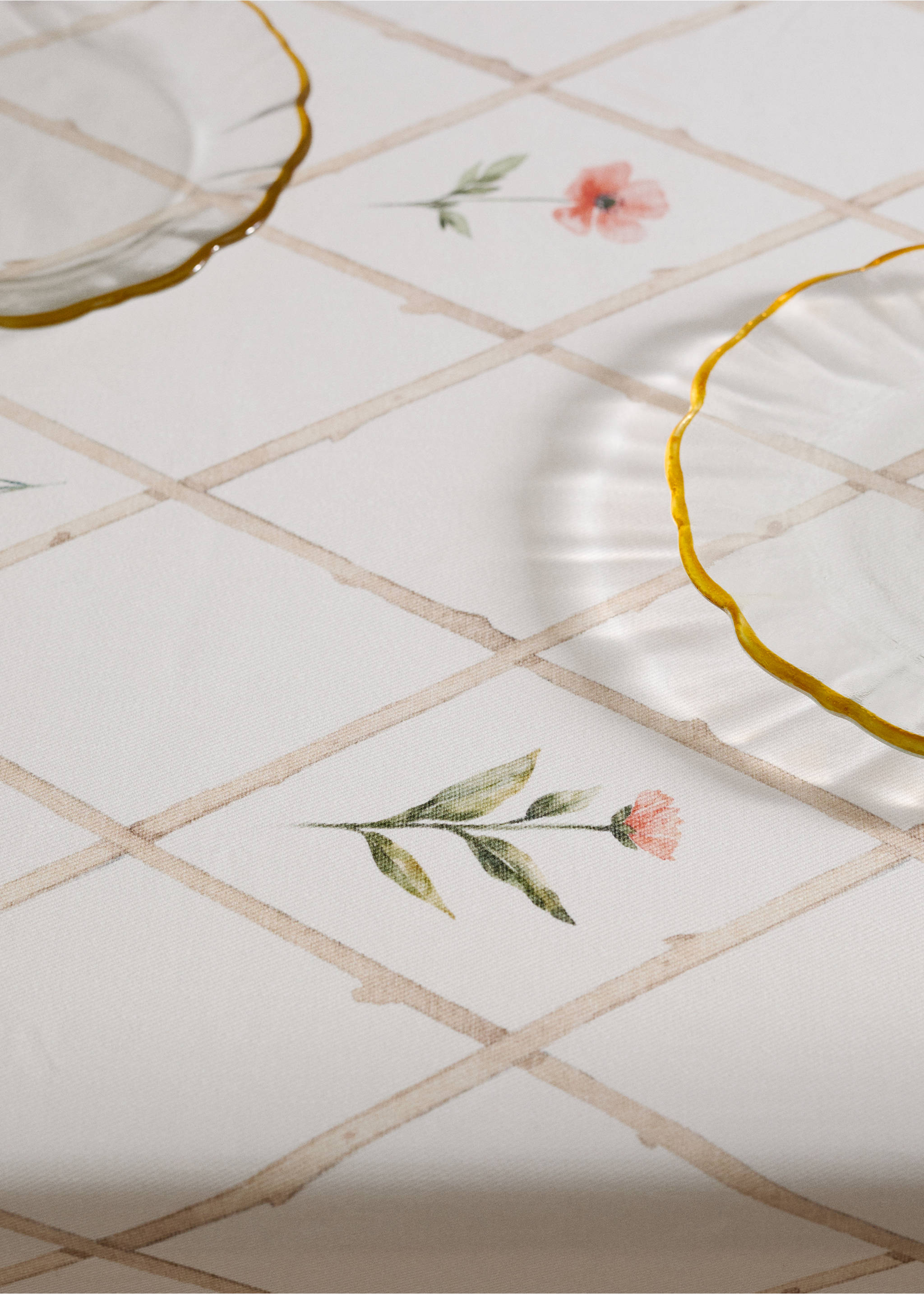 Resin-coated tablecloth with floral motifs for 6 to 8 guests - Details of the article 7, Peach. Ref: 27021331-00.