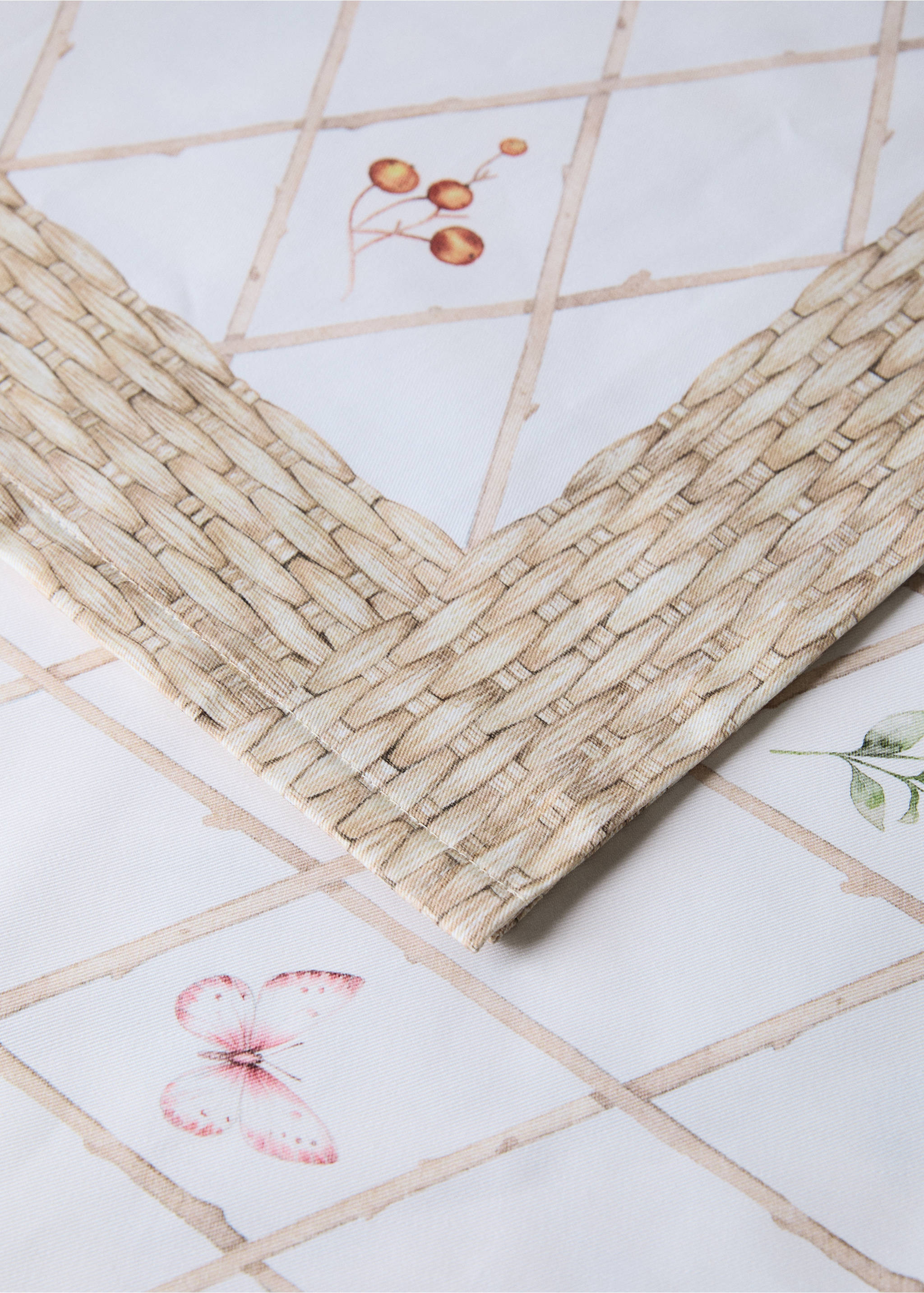 Resin-coated tablecloth with floral motifs for 6 to 8 guests - Details of the article 1, Peach. Ref: 27021331-00.