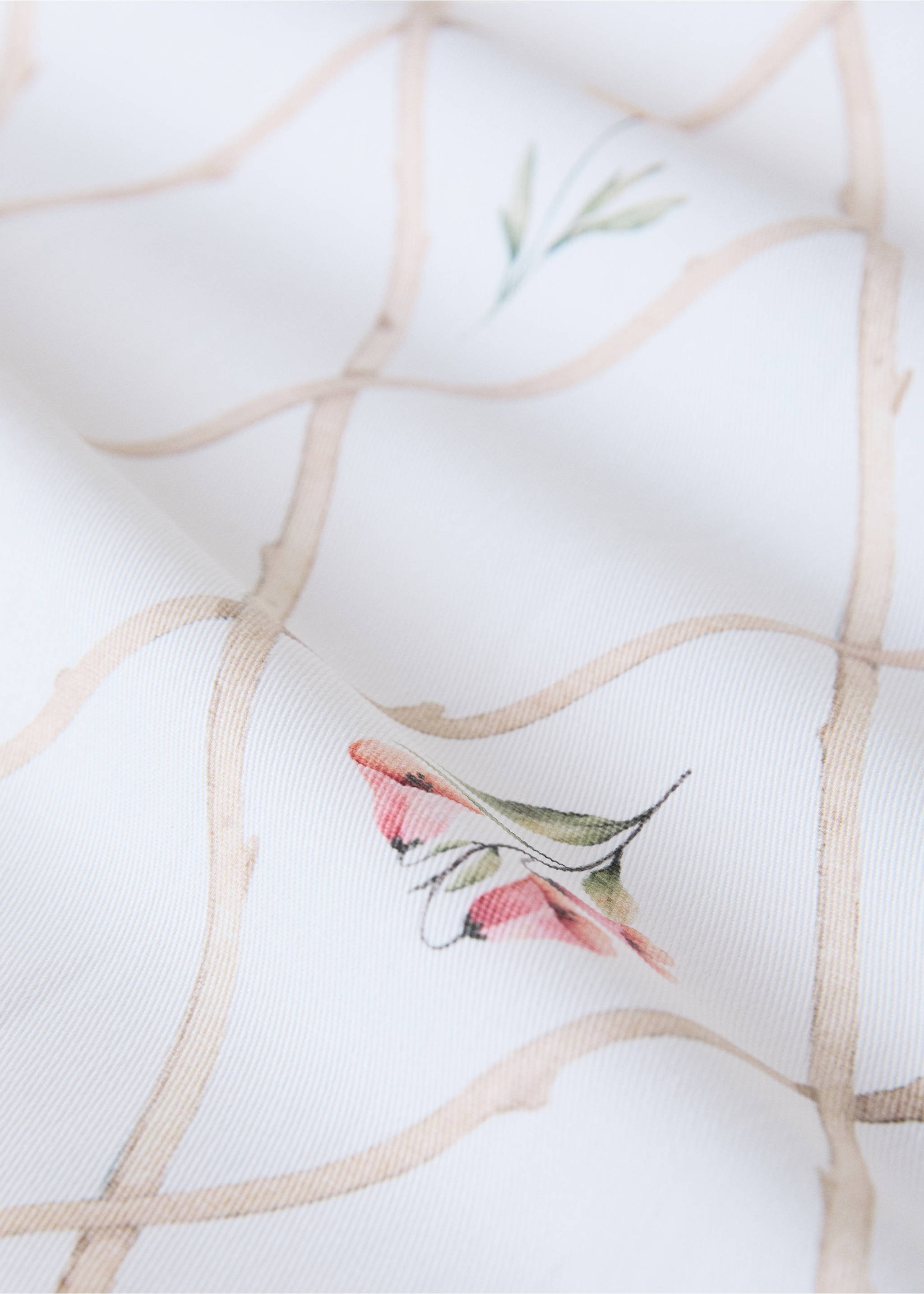 Resin-coated tablecloth with floral motifs for 6 to 8 guests - Details of the article 2, Peach. Ref: 27021331-00.