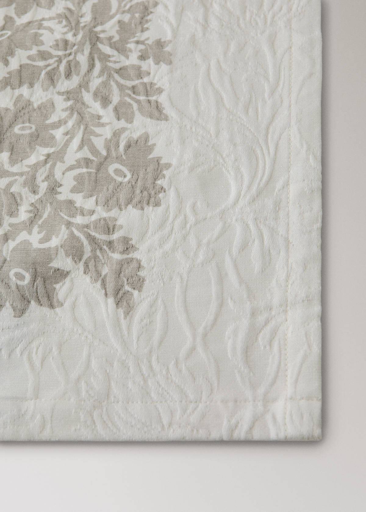 100% cotton jacquard tablecloth for 2 to 4 people — White