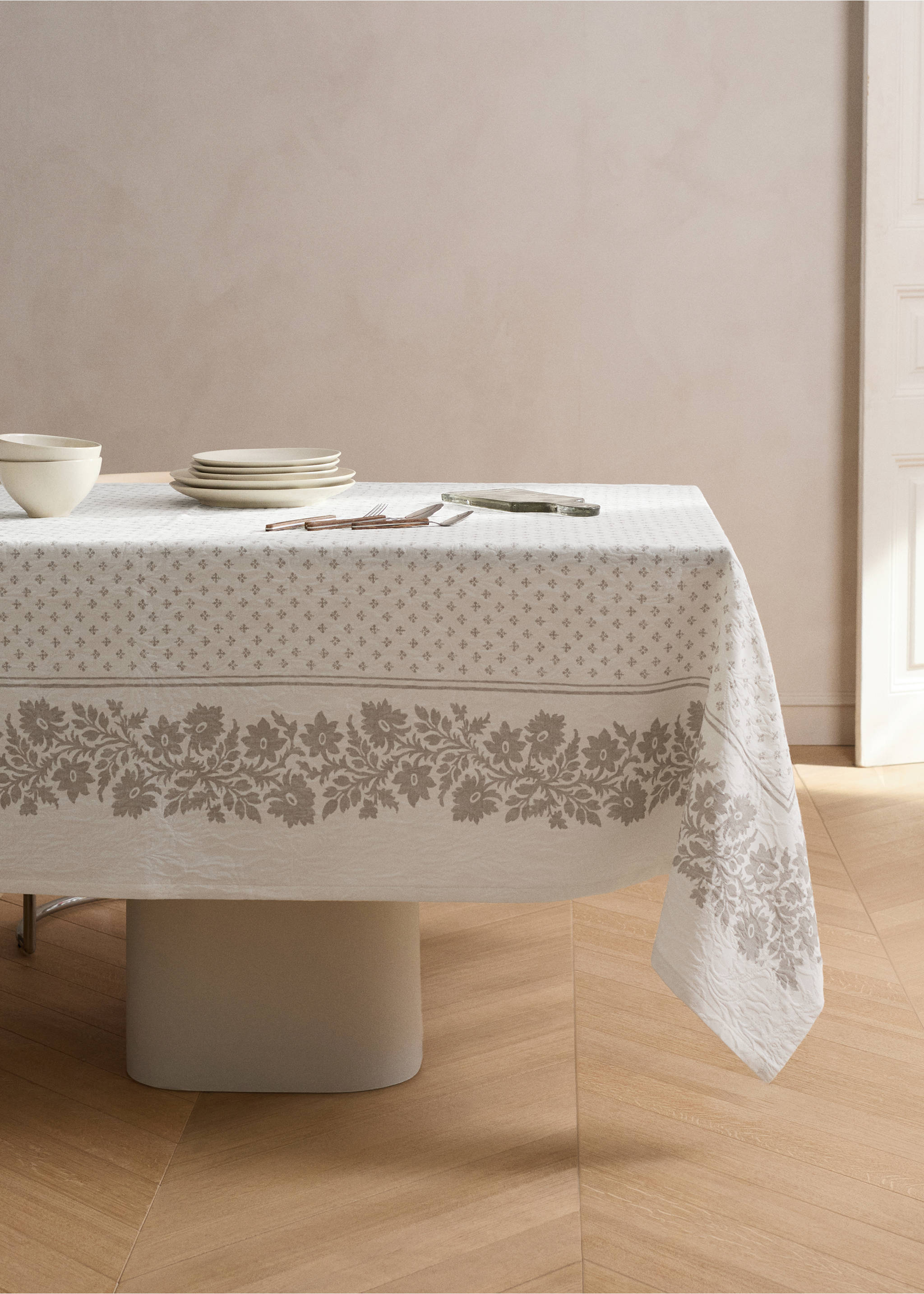 100% cotton jacquard tablecloth for 6 to 8 guests - General plane, White. Ref: 27021333-00.