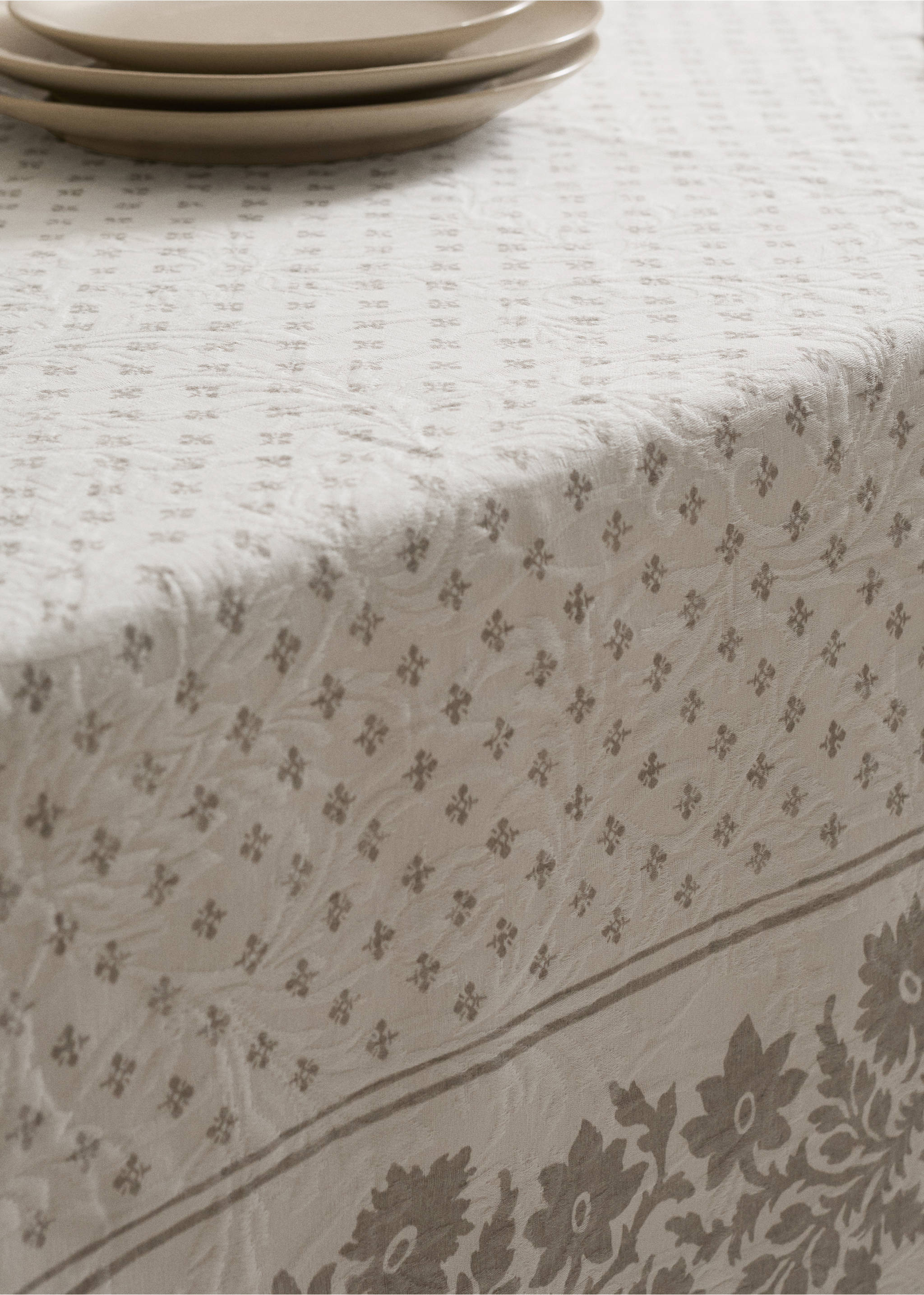 100% cotton jacquard tablecloth for 6 to 8 guests - Details of the article 7, White. Ref: 27021333-00.