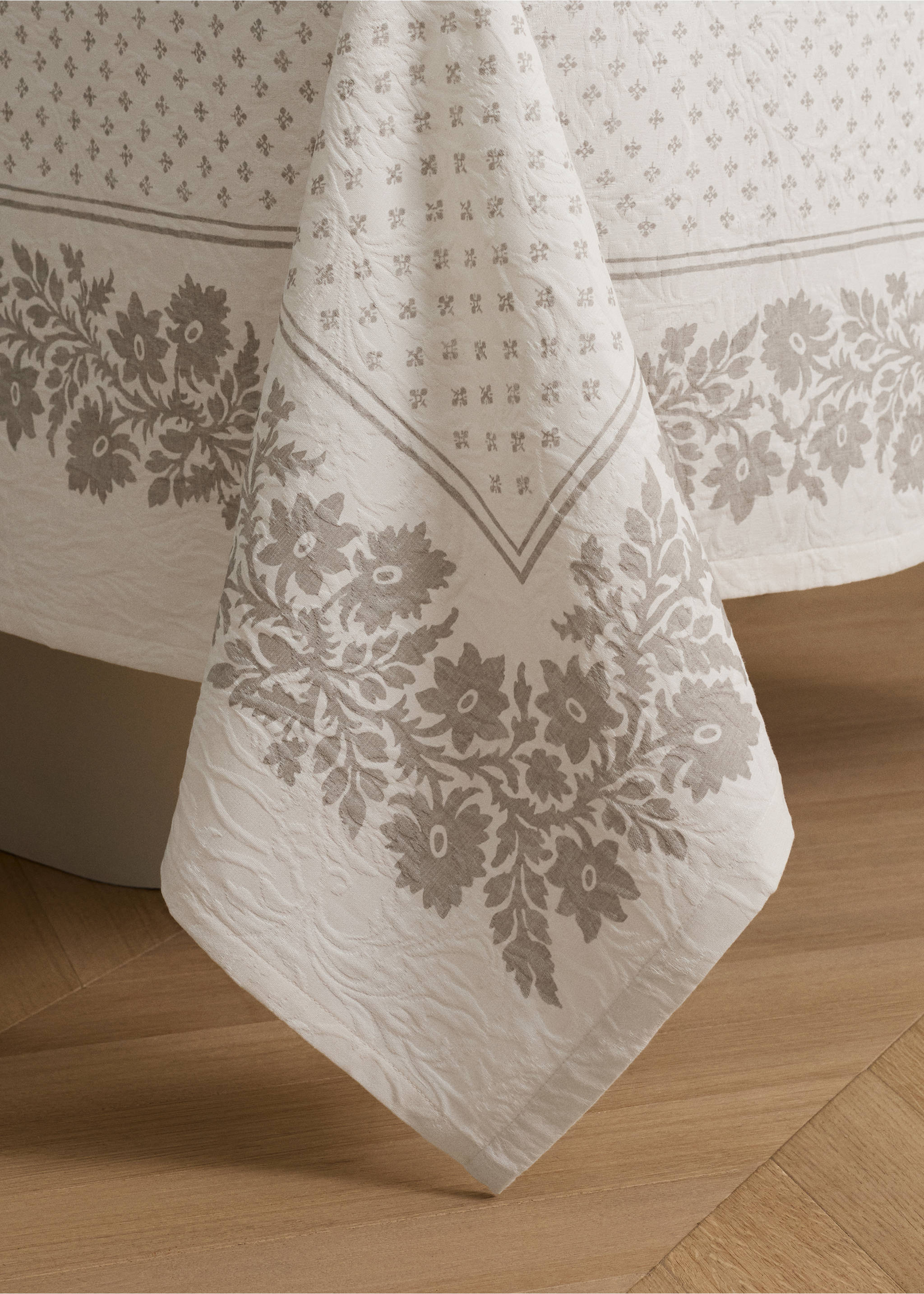 100% cotton jacquard tablecloth for 8 to 10 guests - Details of the article 8, White. Ref: 27021334-00.