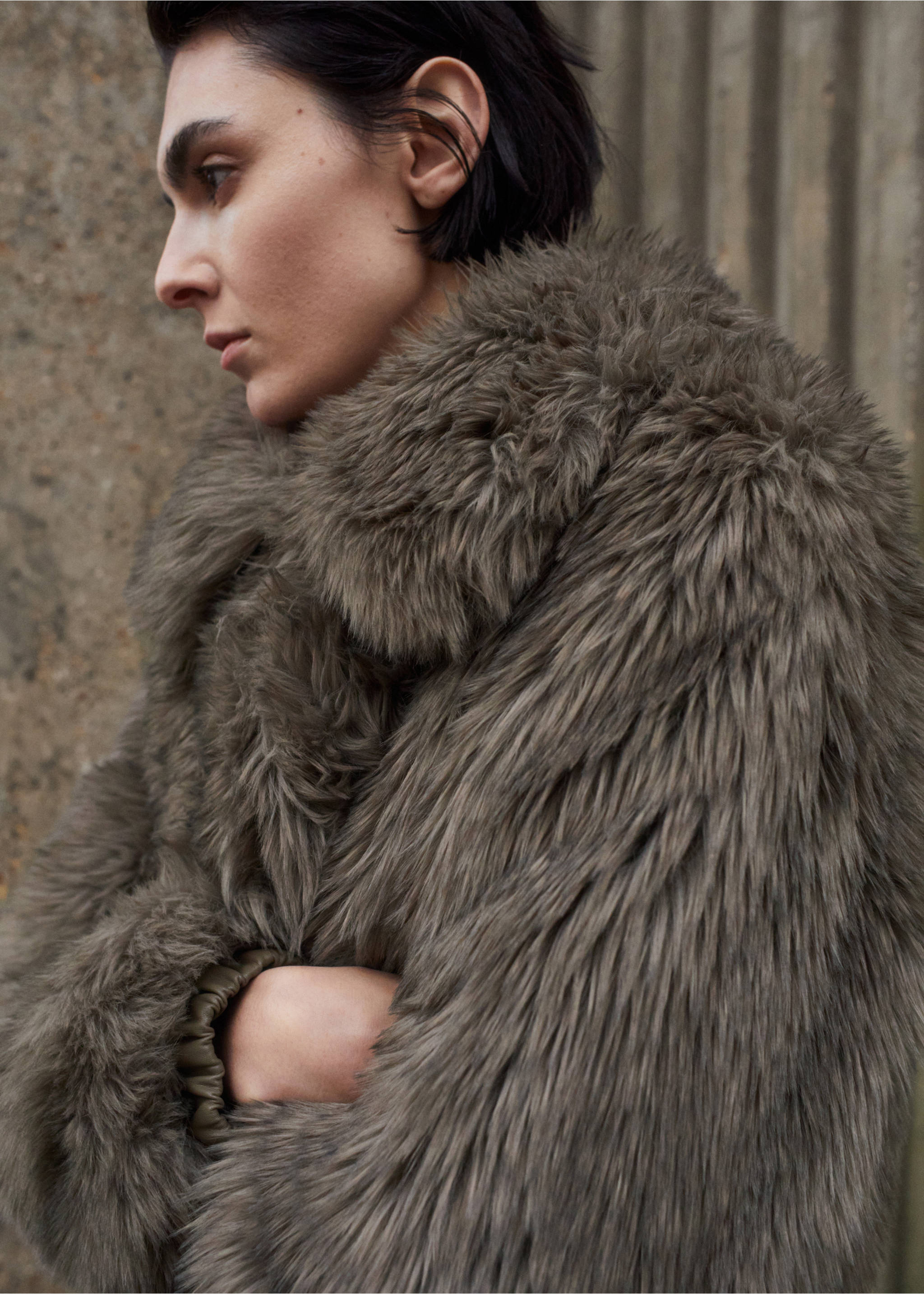 Veste fausse fourrure revers - Plan moyen, Gris. Ref: 27021335-00.