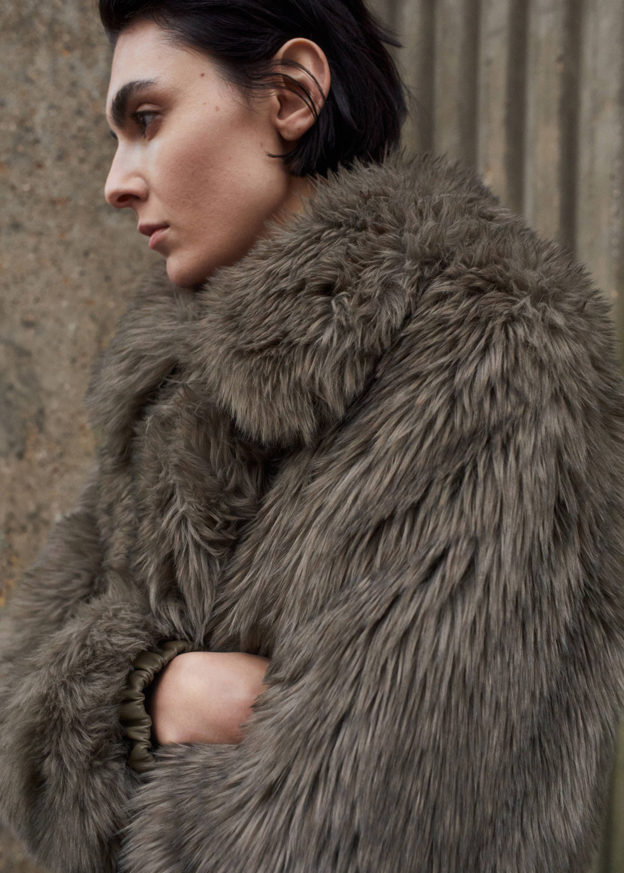 Veste fausse fourrure revers - Plan moyen