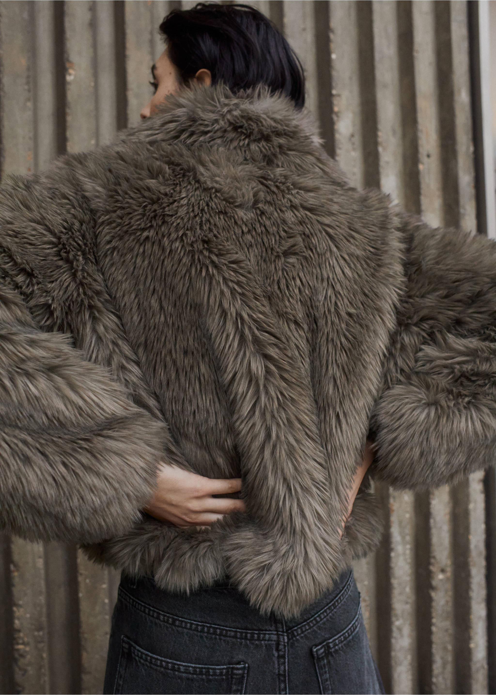 Veste fausse fourrure revers - Verso de l’article, Gris. Ref: 27021335-00.