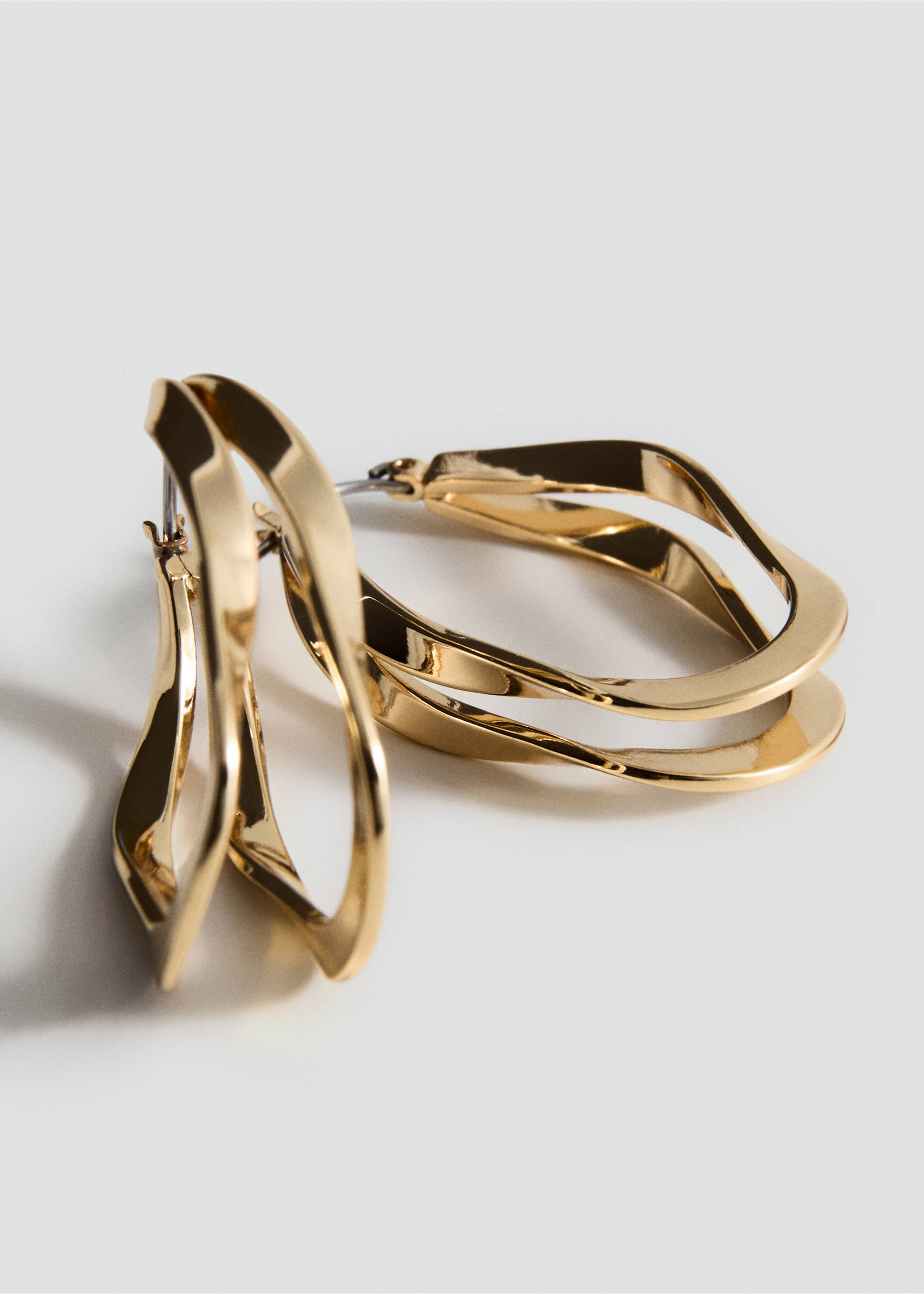 Twisted hoop earrings - Details of the article 1, Gold. Ref: 27021337-00.