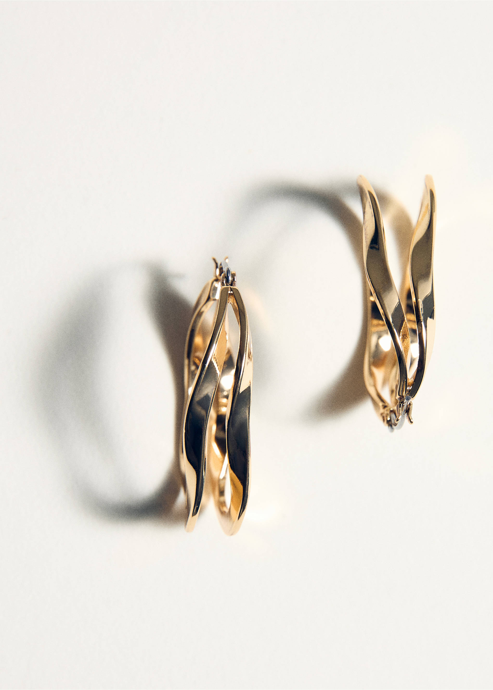 Twisted hoop earrings - Details of the article 5, Gold. Ref: 27021337-00.