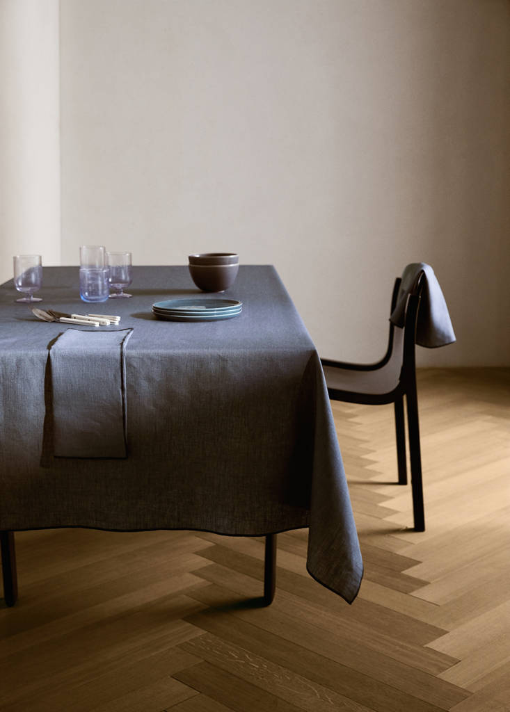 Resin-coated 100% linen tablecloth with contrasting overlock for 8 to 10 diners — Ink Blue