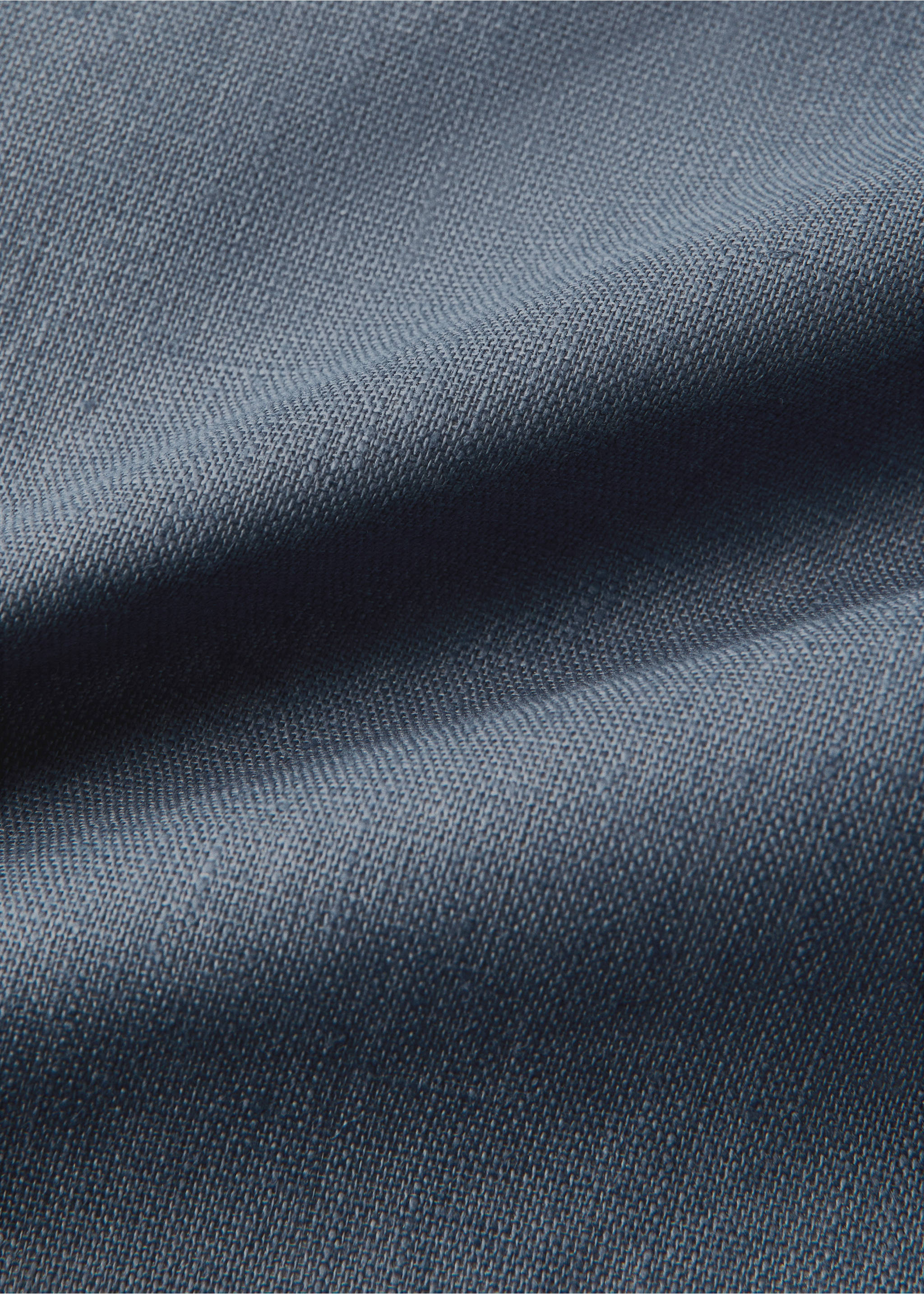 Resin-coated 100% linen tablecloth with contrasting overlock for 8 to 10 diners - Details of the article 1, Ink Blue. Ref: 27021338-00.