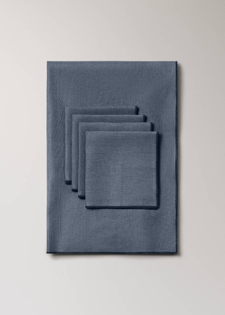 Resin-coated 100% linen tablecloth with contrasting overlock for 8 to 10 diners — Ink Blue