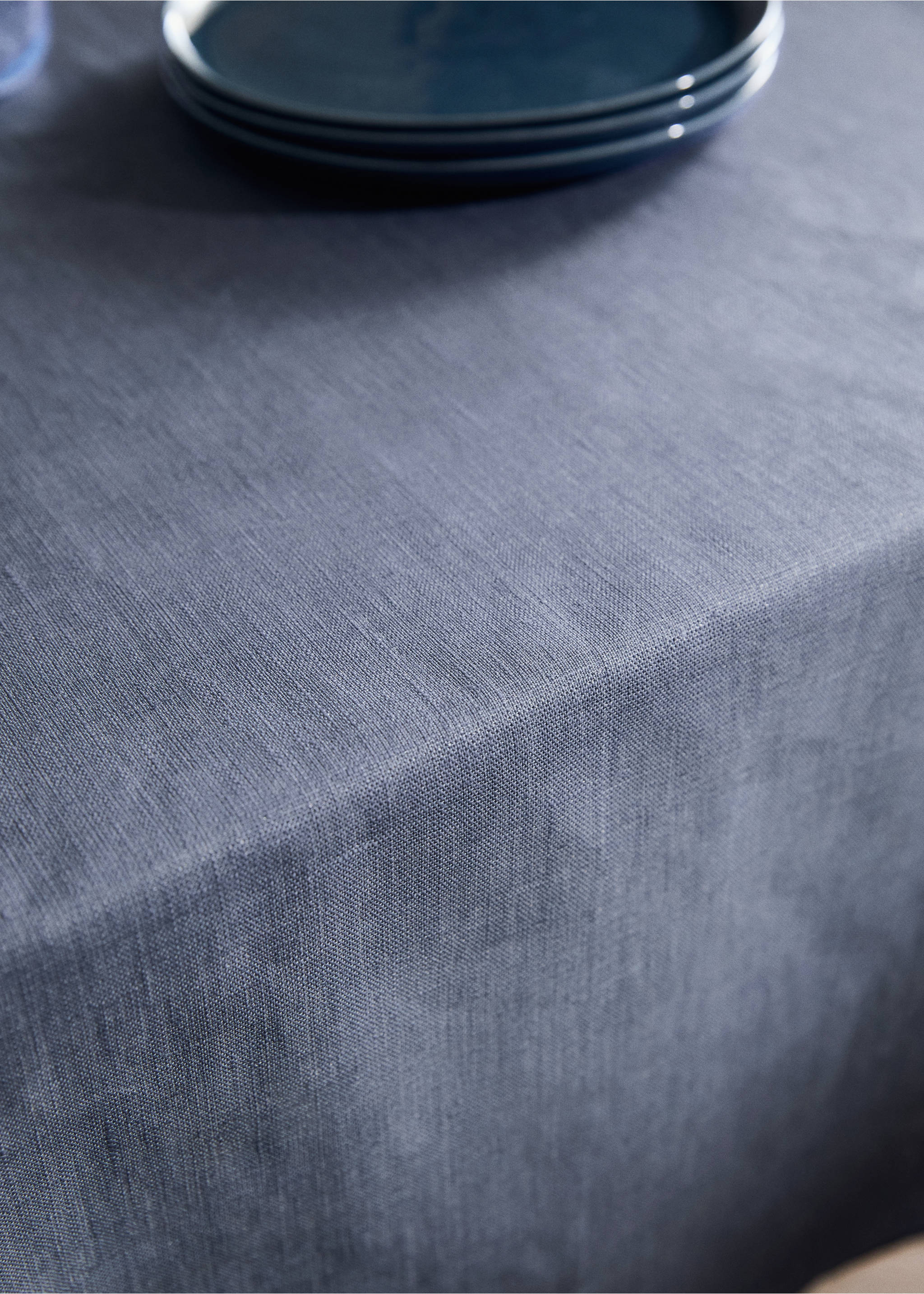 Resin-coated 100% linen tablecloth with contrasting overlock for 8 to 10 diners - Details of the article 6, Ink Blue. Ref: 27021338-00.