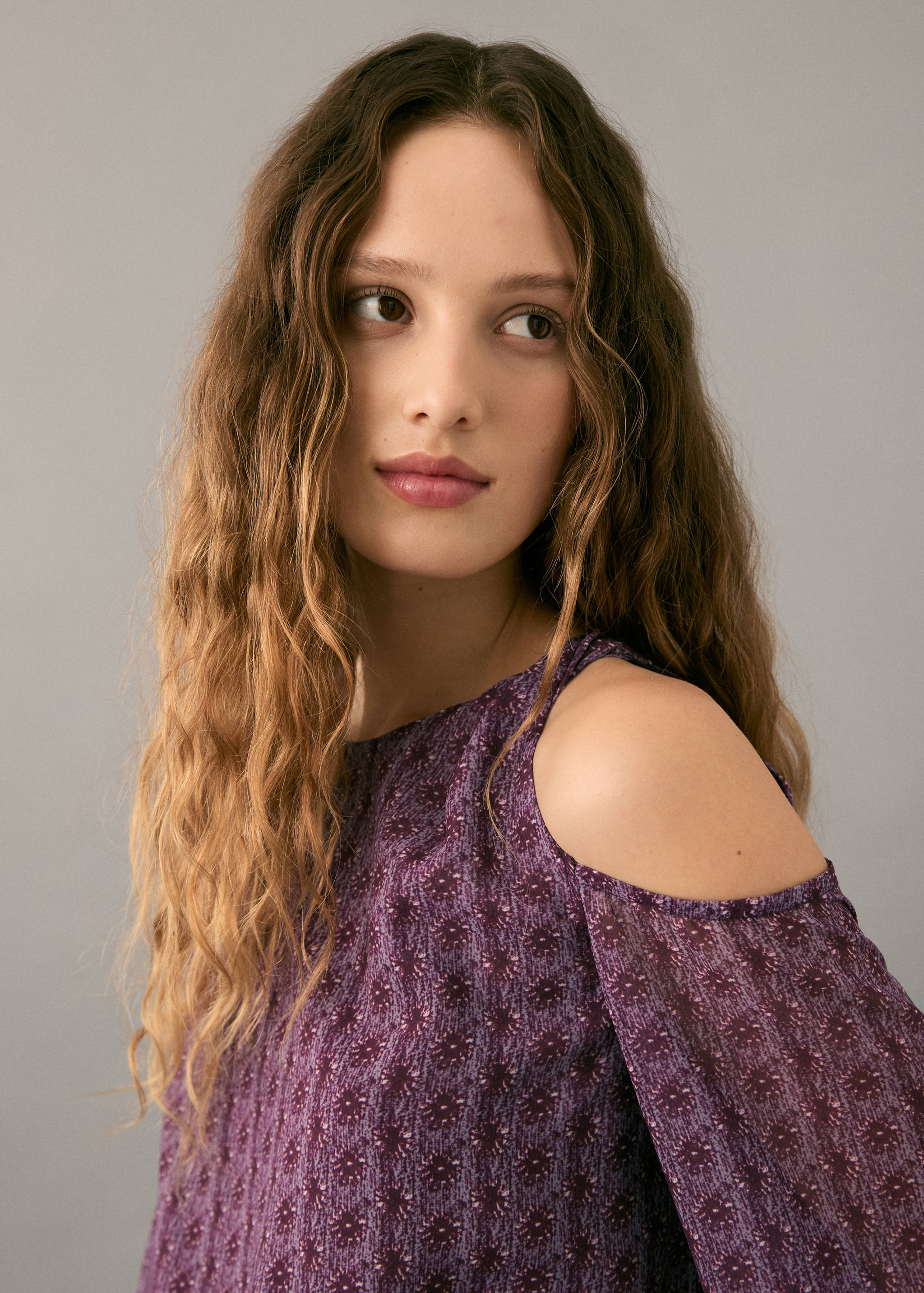 Блузка с принтом и вырезами - Деталь изделия 1