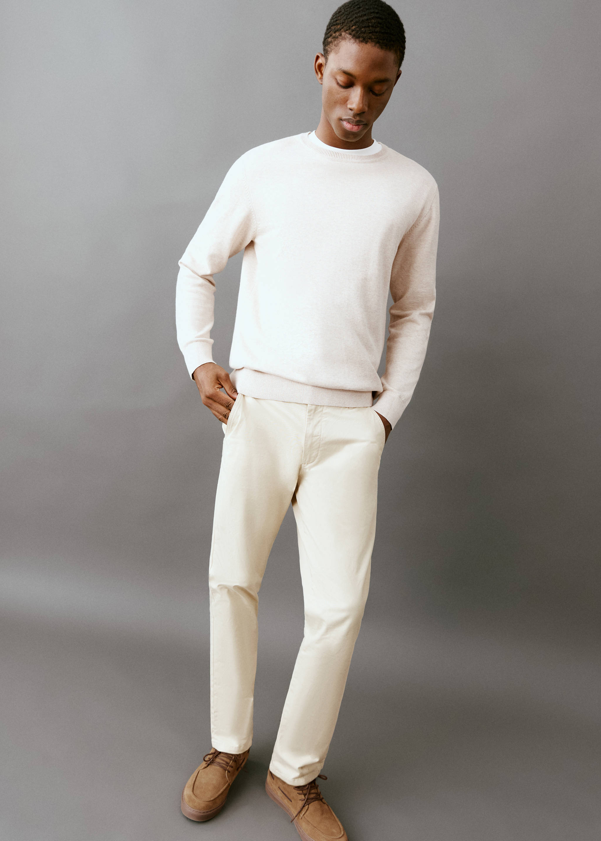 Pantalón chino liso - Plano general