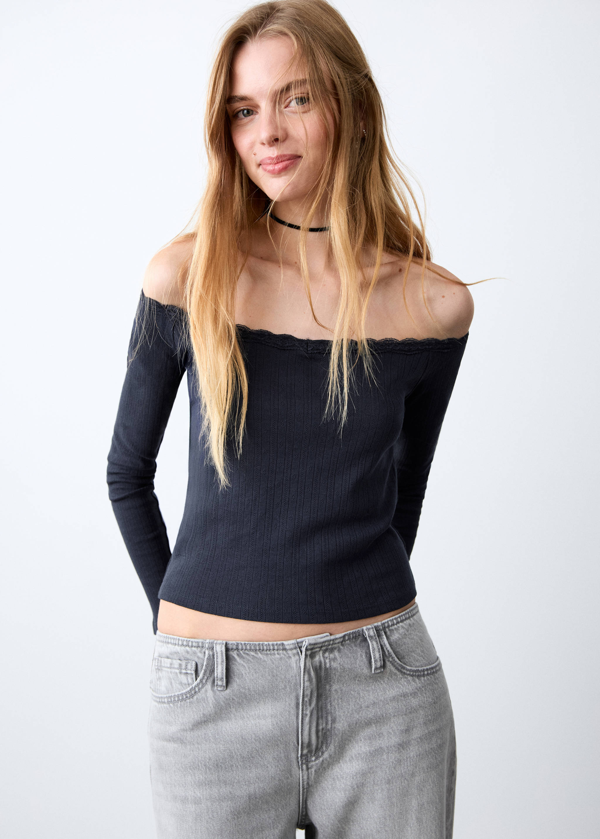 Кружевная футболка с вырезом «лодочка» - Средний план