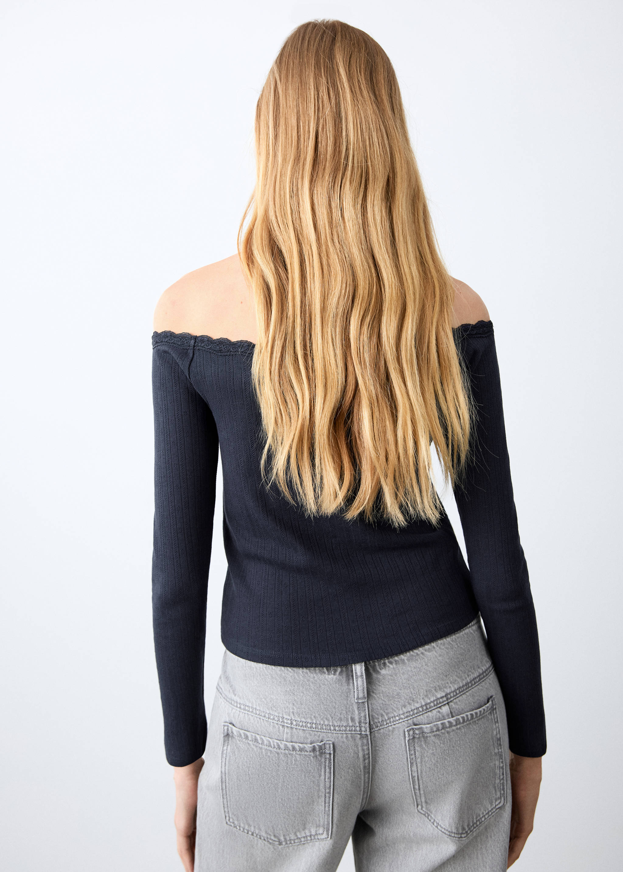 Кружевная футболка с вырезом «лодочка» - Обратная сторона изделия