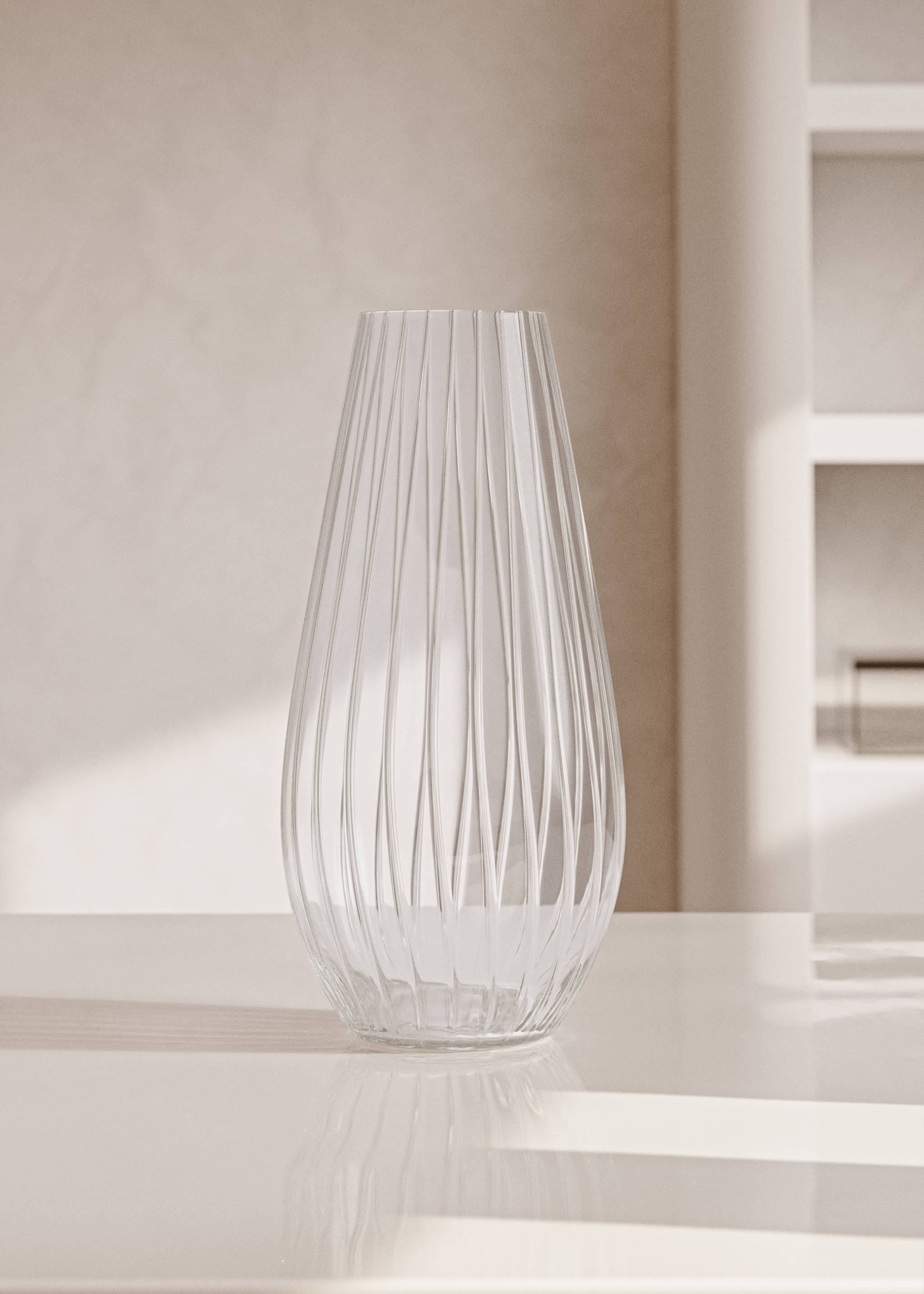 Tall glass vase - General plane
