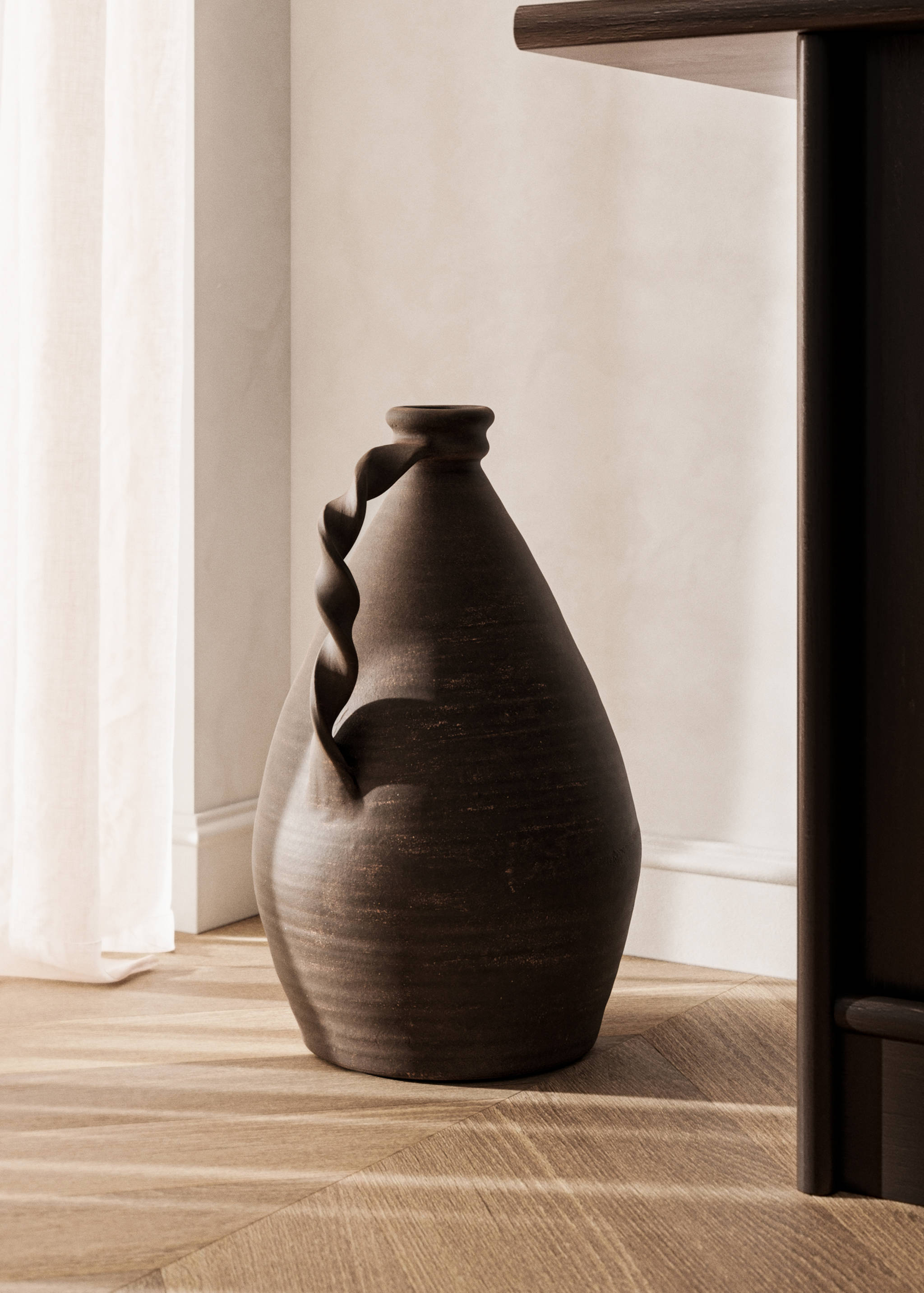 Váza z terakoty s vlnitým uchem - Celkový náhled