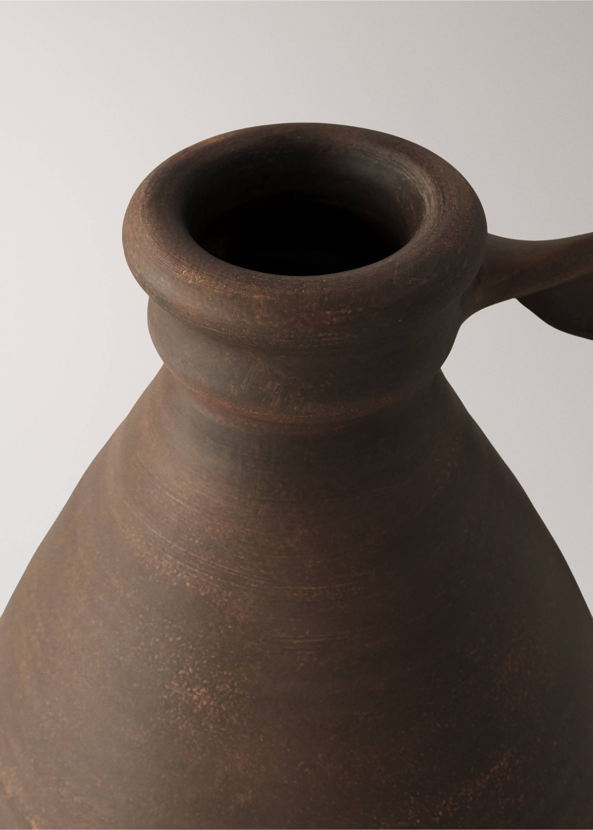 Ваза от теракота с вълнообразна дръжка - Данни за артикула 1, Кафяво. Ref: 27021522-00.