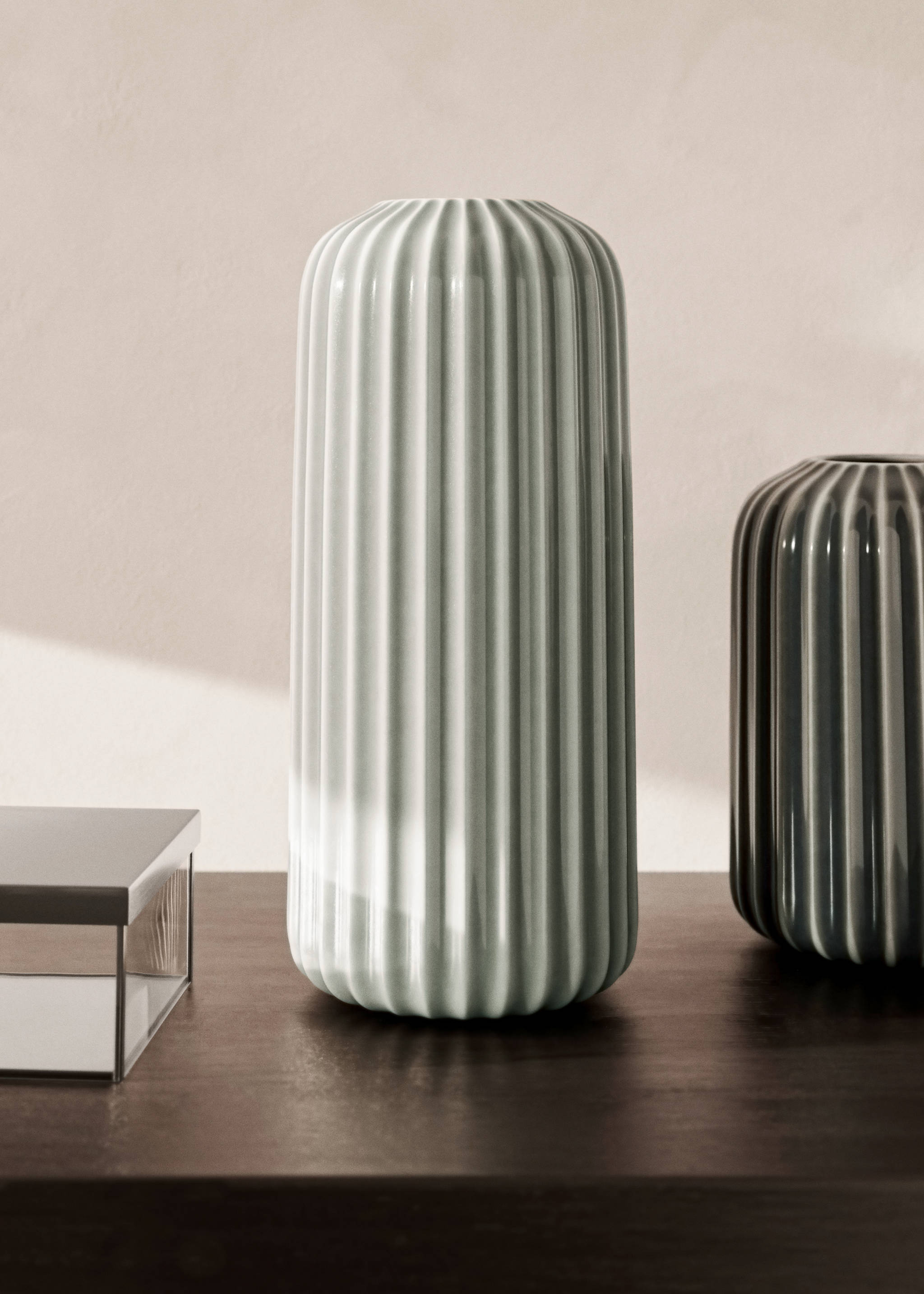 Tall stoneware vase with stripes - General plane