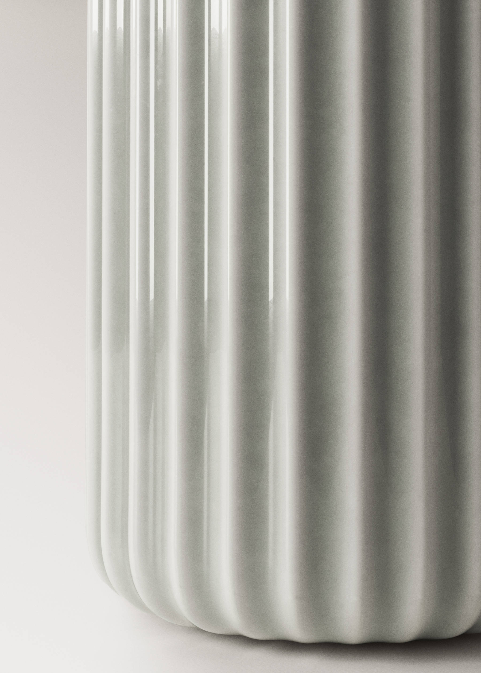 Tall stoneware vase with stripes - Details of the article 2
