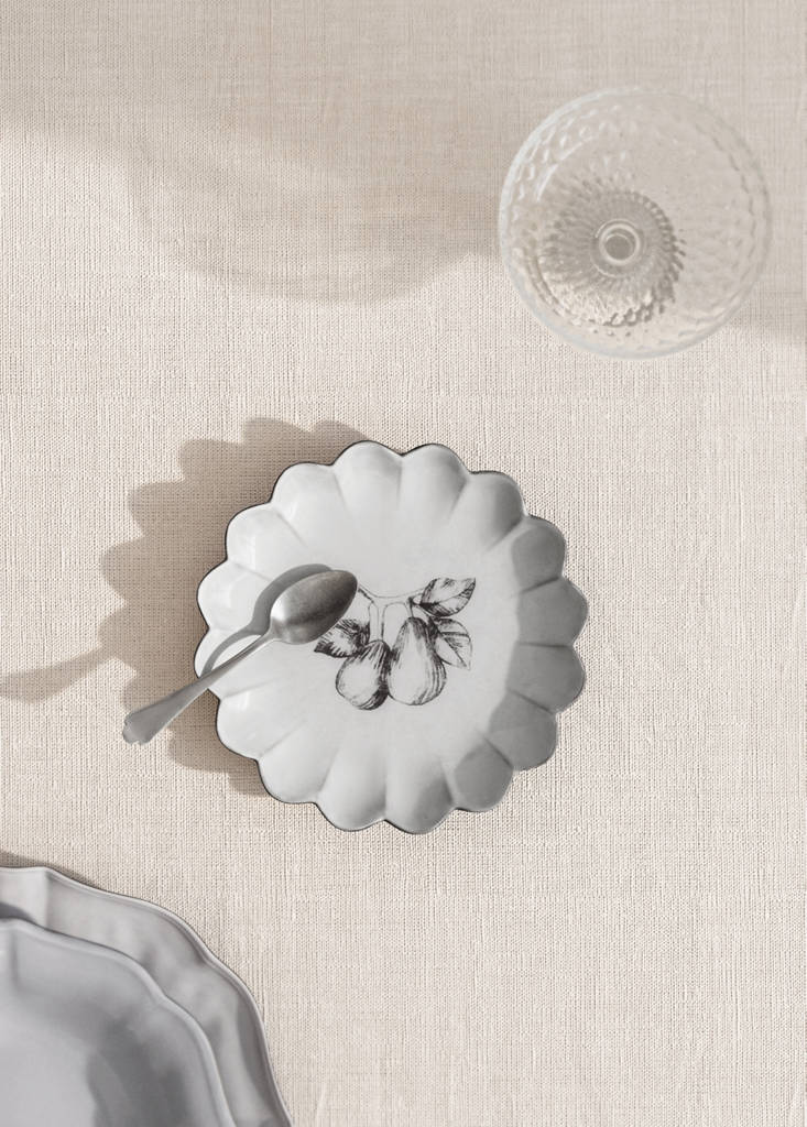 Stoneware dessert plate with scalloped shape — Ice Grey