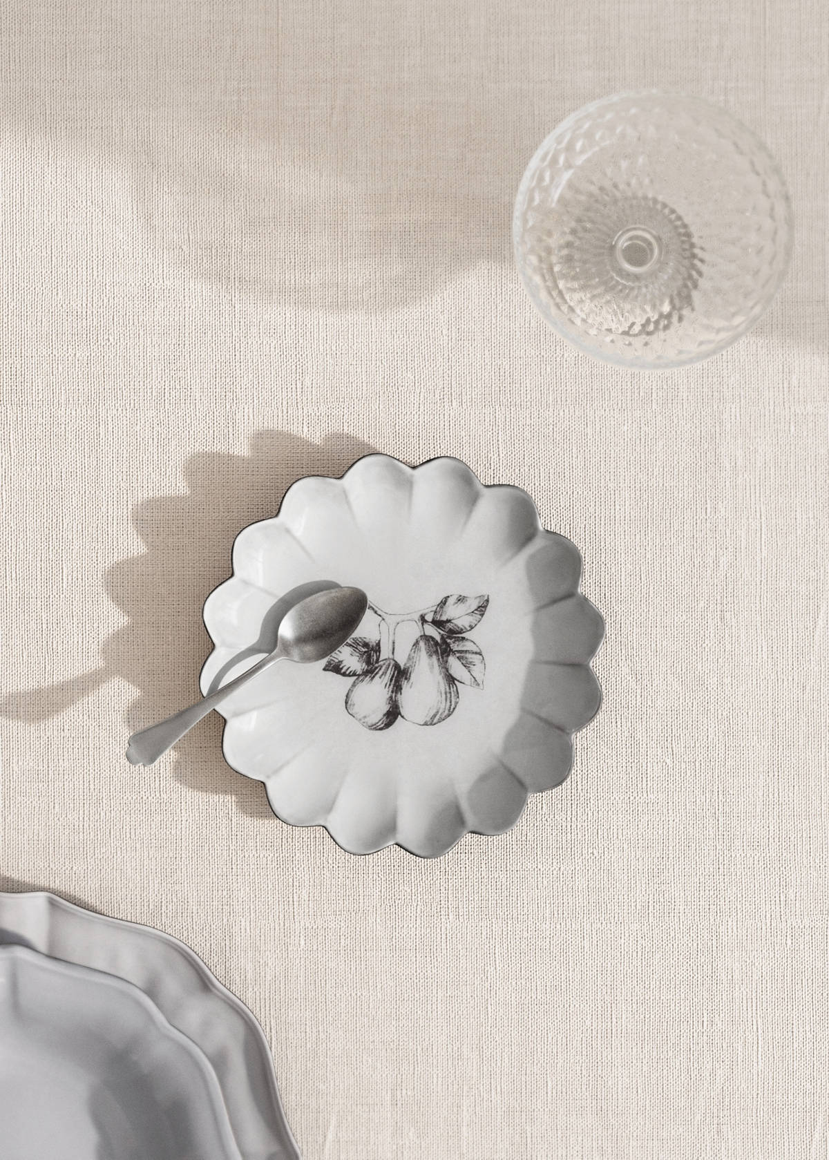 Stoneware dessert plate with scalloped shape — Ice Grey