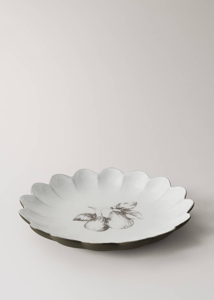 Stoneware dessert plate with scalloped shape — Ice Grey