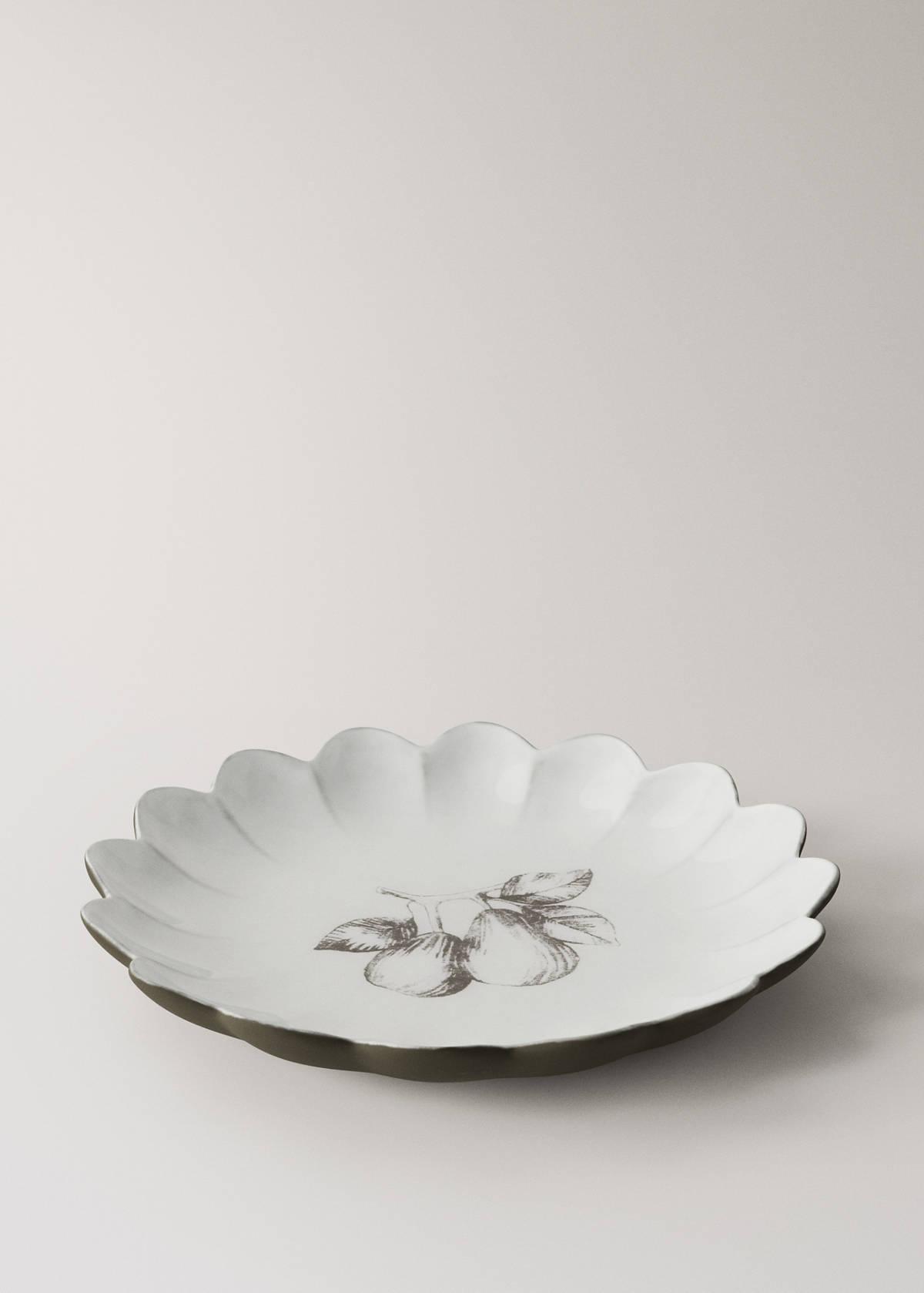 Stoneware dessert plate with scalloped shape — Ice Grey