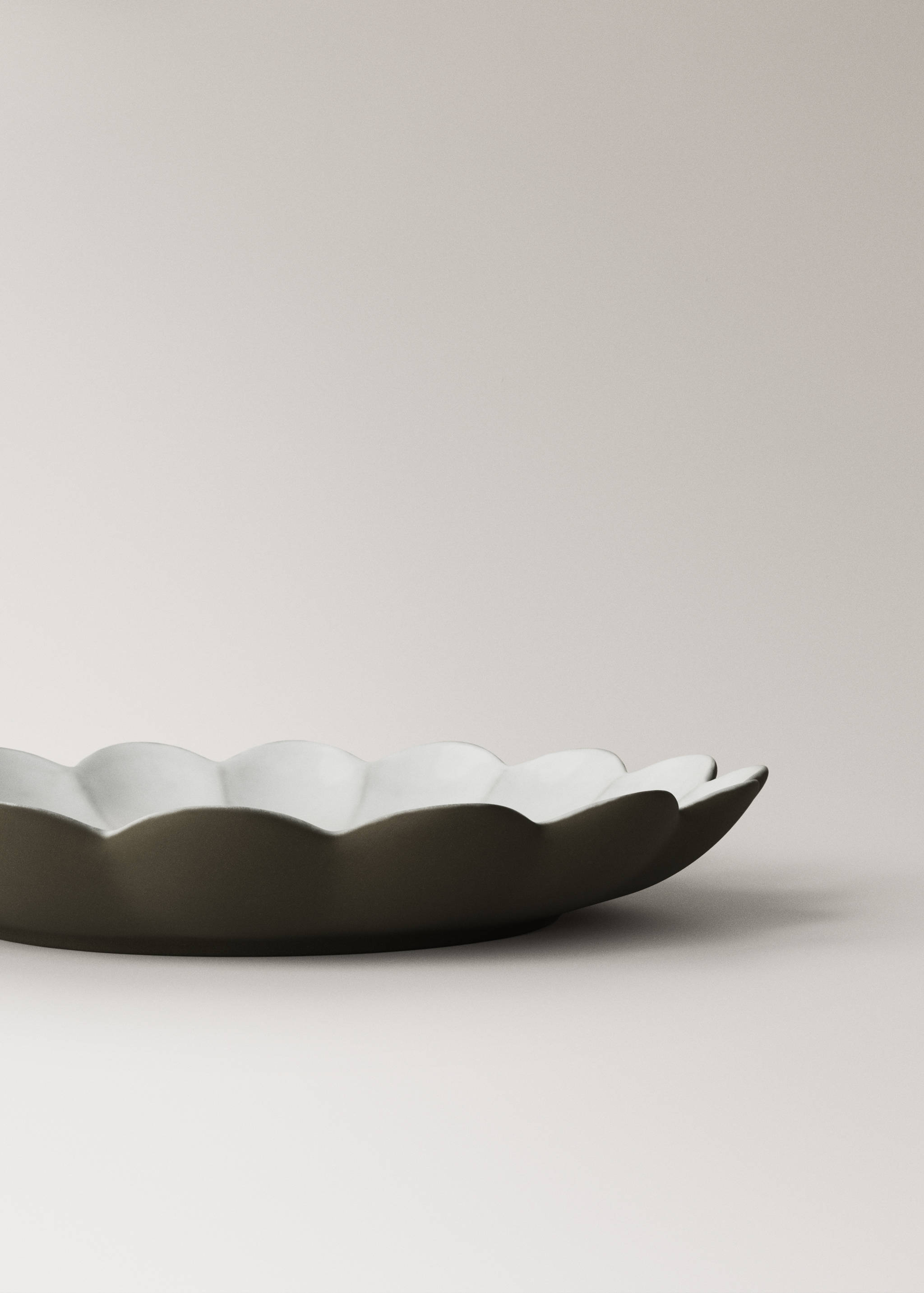 Stoneware dessert plate with scalloped shape - Details of the article 2