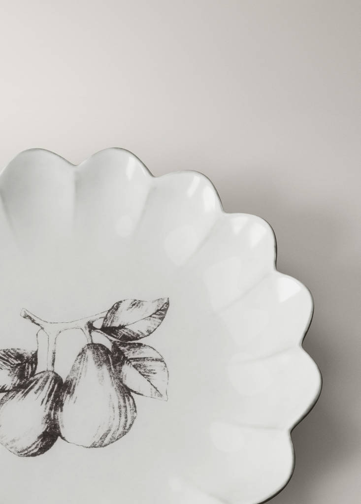 Stoneware dessert plate with scalloped shape — Ice Grey