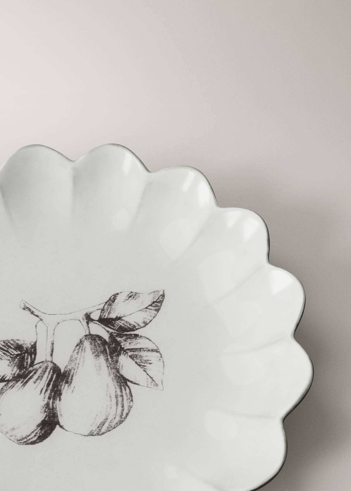Stoneware dessert plate with scalloped shape — Ice Grey