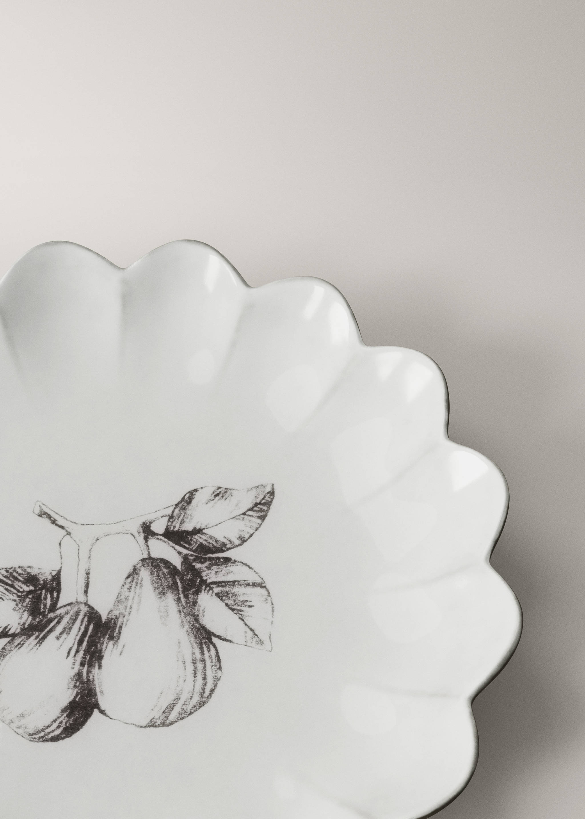 Stoneware dessert plate with scalloped shape - Details of the article 3