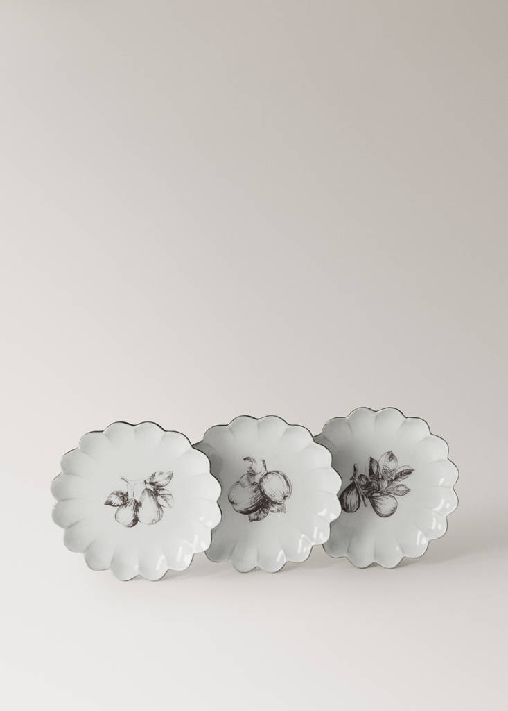 Stoneware dessert plate with scalloped shape — Ice Grey