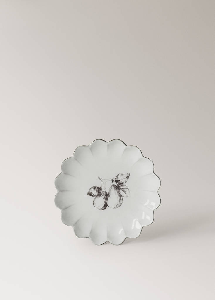 Stoneware dessert plate with scalloped shape — Ice Grey