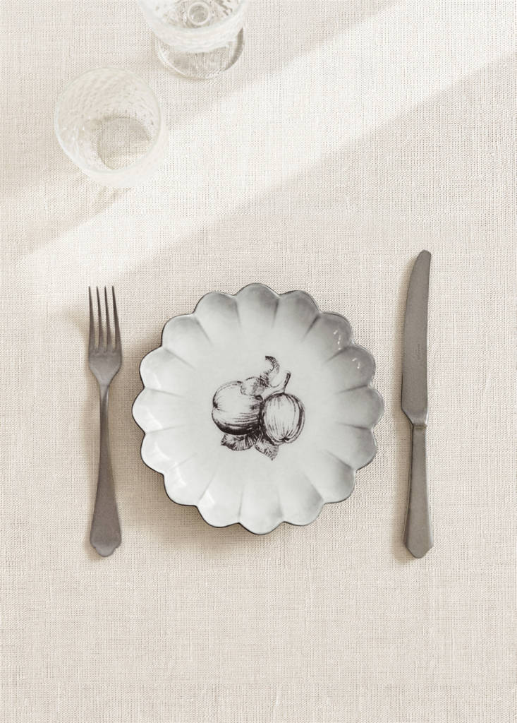 Stoneware dessert plate with scalloped shape — Light/Pastel Grey