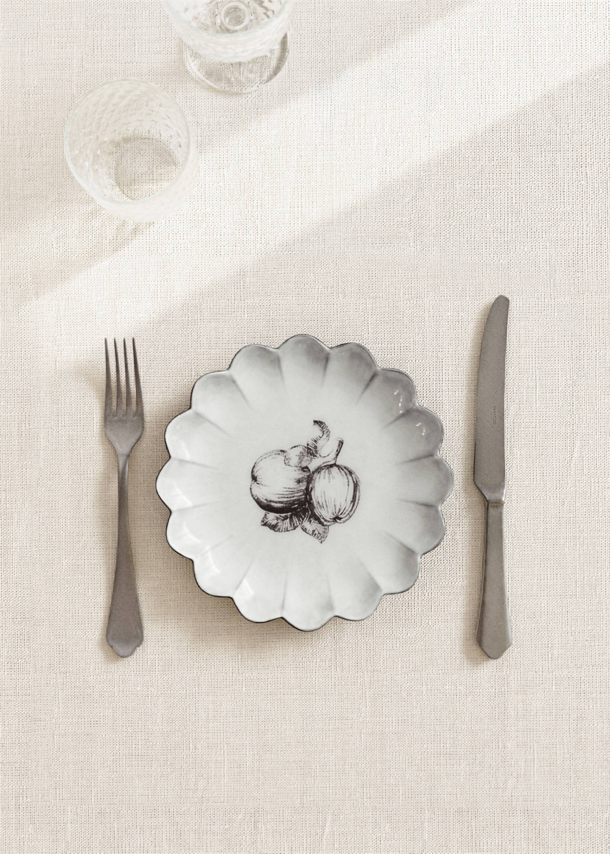 Stoneware dessert plate with scalloped shape — Light/Pastel Grey