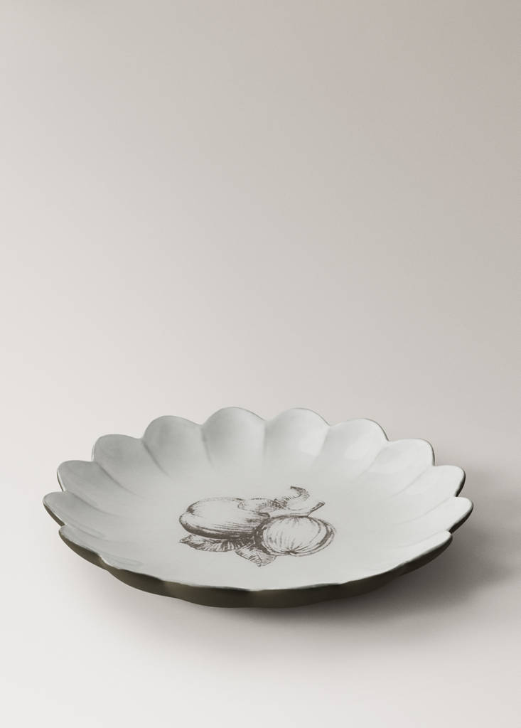 Stoneware dessert plate with scalloped shape — Light/Pastel Grey